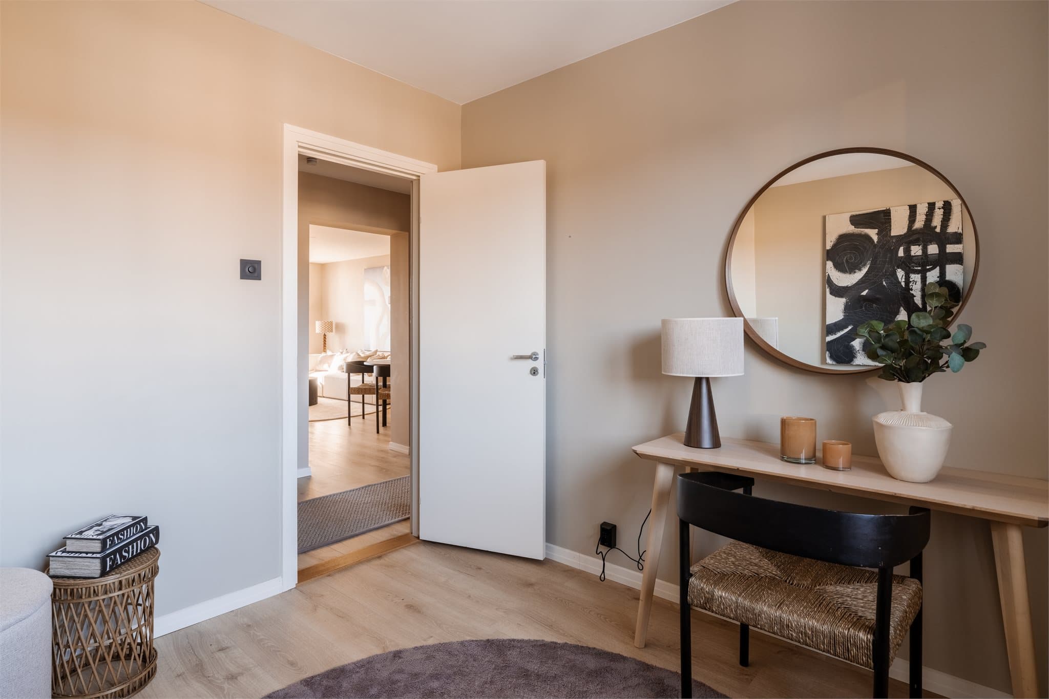 Overflatene i rommet er nylig oppgradert, med vegger og himling malt i 2023.