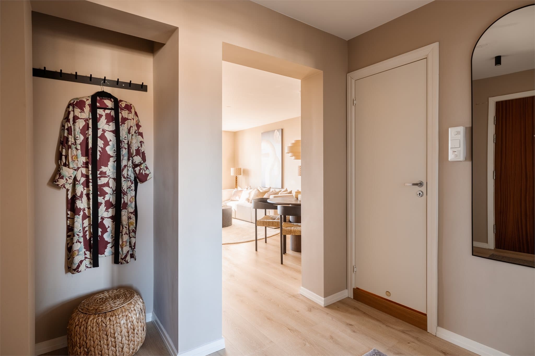 Gangen har en smart garderobenisje som gir god plass til yttertøy.