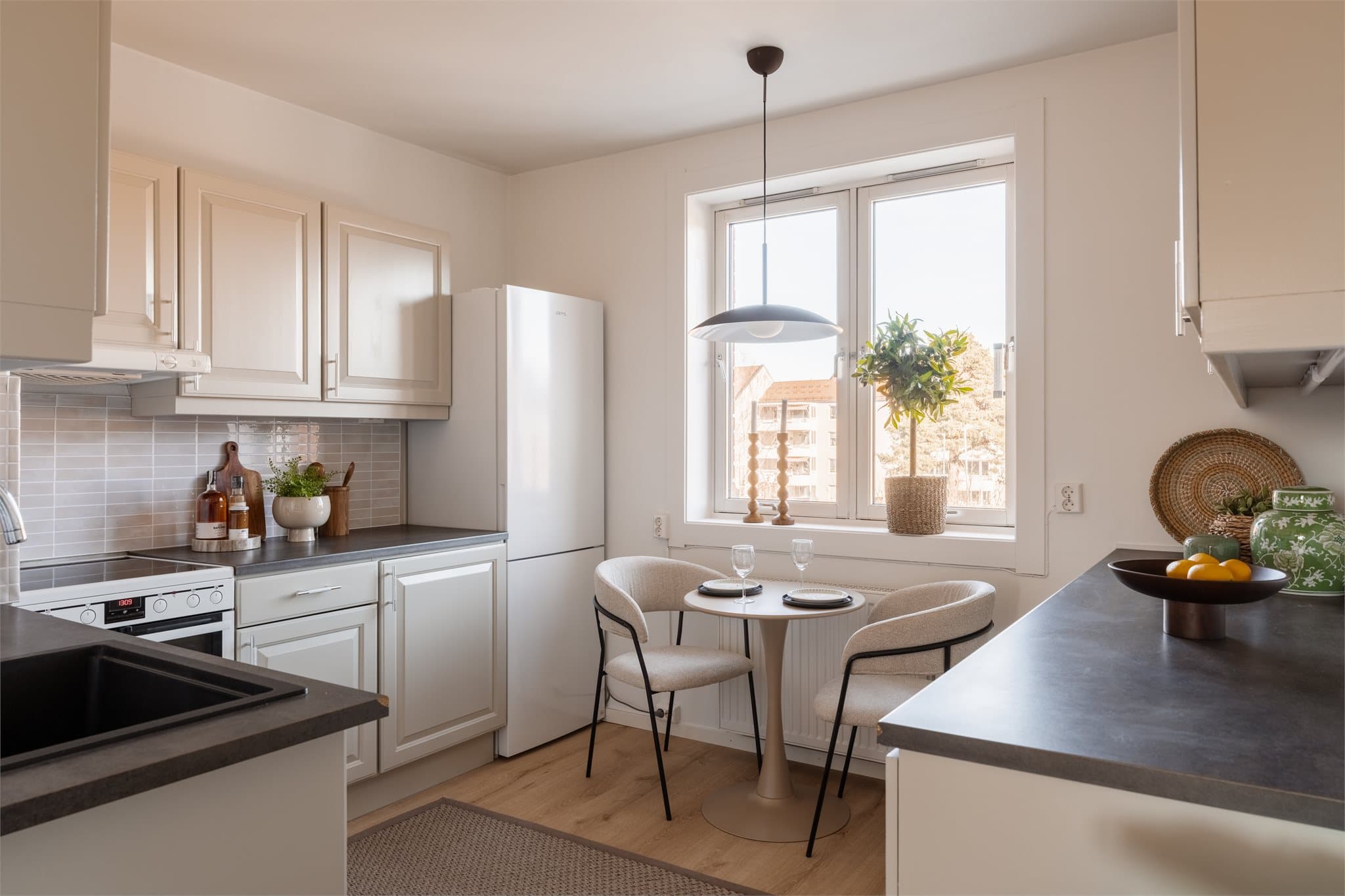 Funksjonelt kjøkken med profilerte fronter som ble profesjonelt lakkert i 2021.