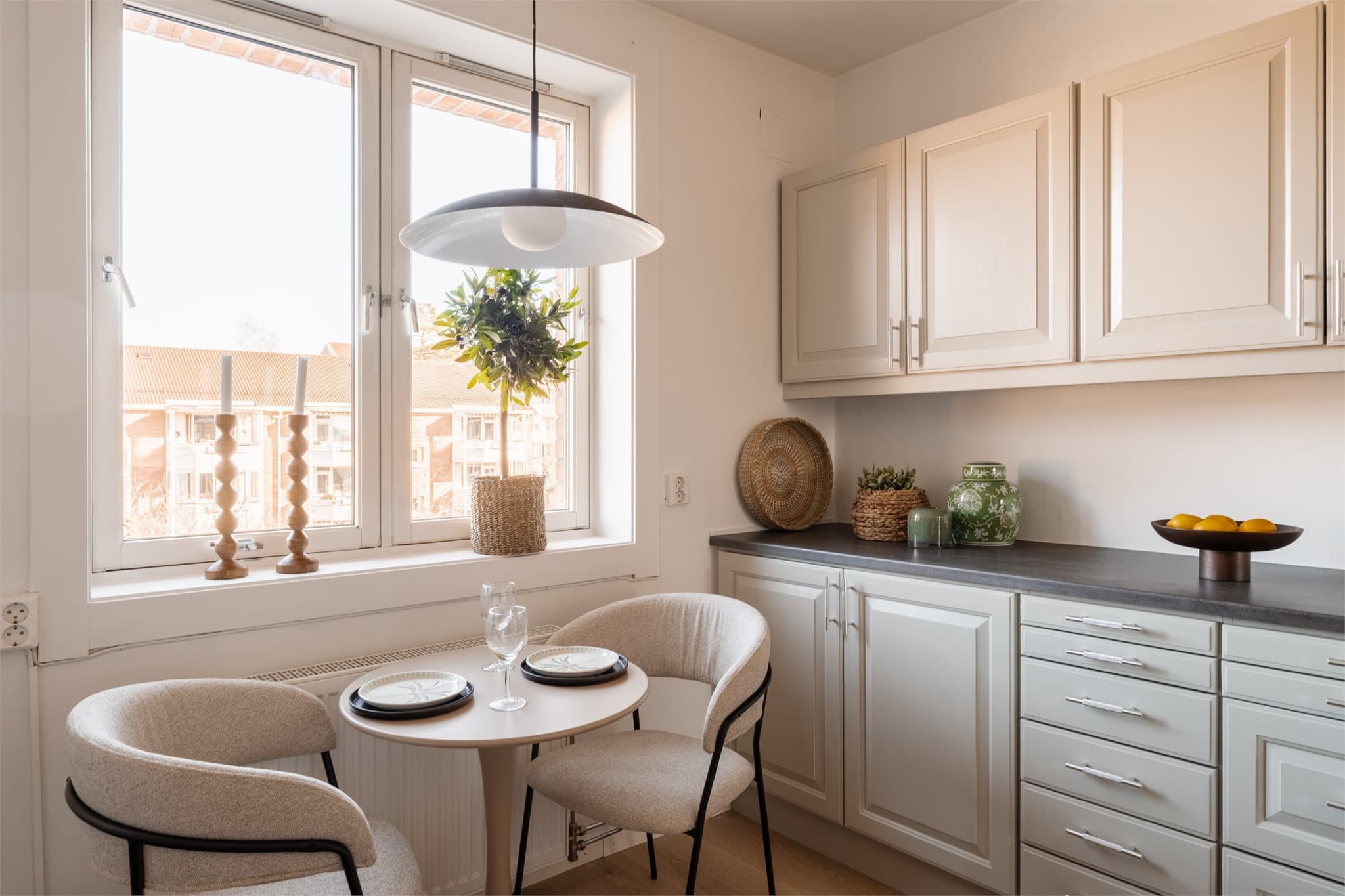 En hyggelig krok ved vinduet gir plass til en liten spisegruppe.