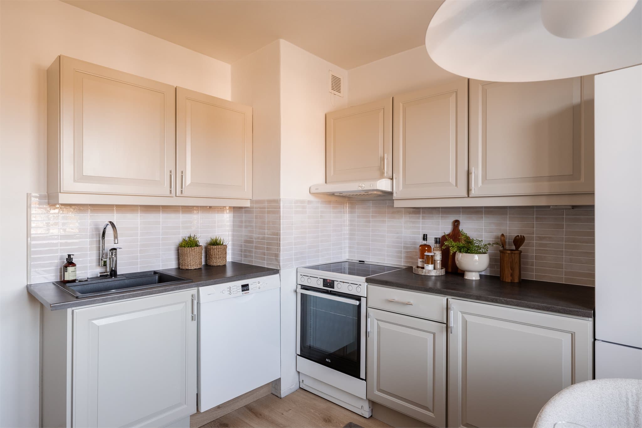 Laminat benkeplate og nytt blandebatteri fra 2021, samt nisjer for hvitevarer.