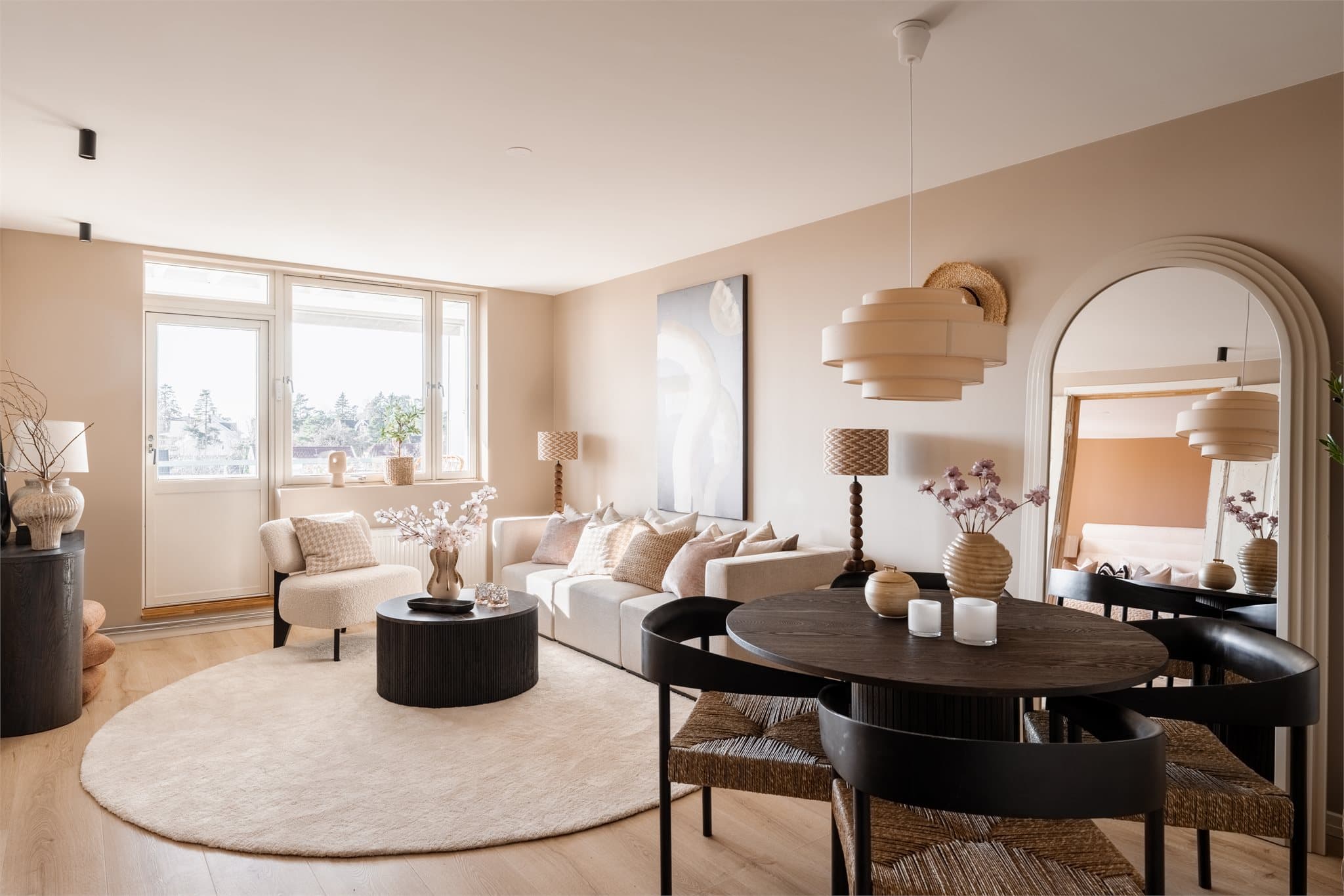 Stuen er et lyst og sosialt rom med plass til både sofagruppe og spisebord.