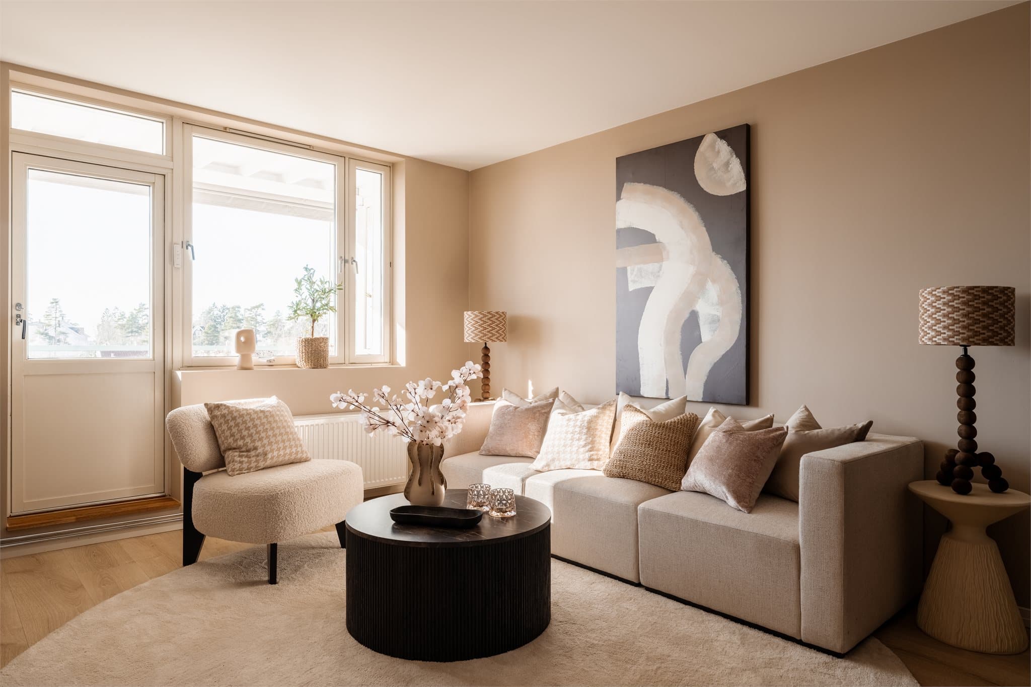 Gjennomgående laminatgulv fra 2023 og oppvarming via fellesanlegg med radiatorer.