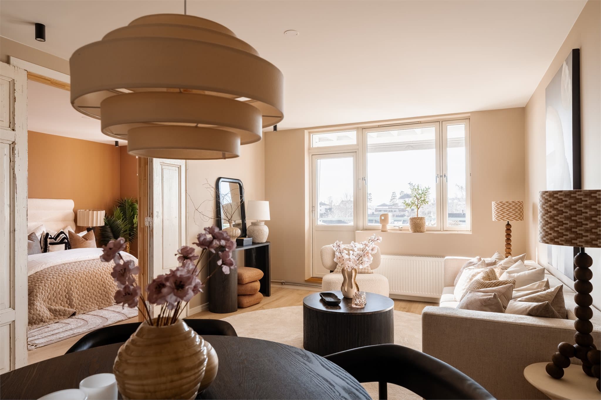 Dette er en gjennomgående og velholdt leilighet som er oppgradert de siste årene.