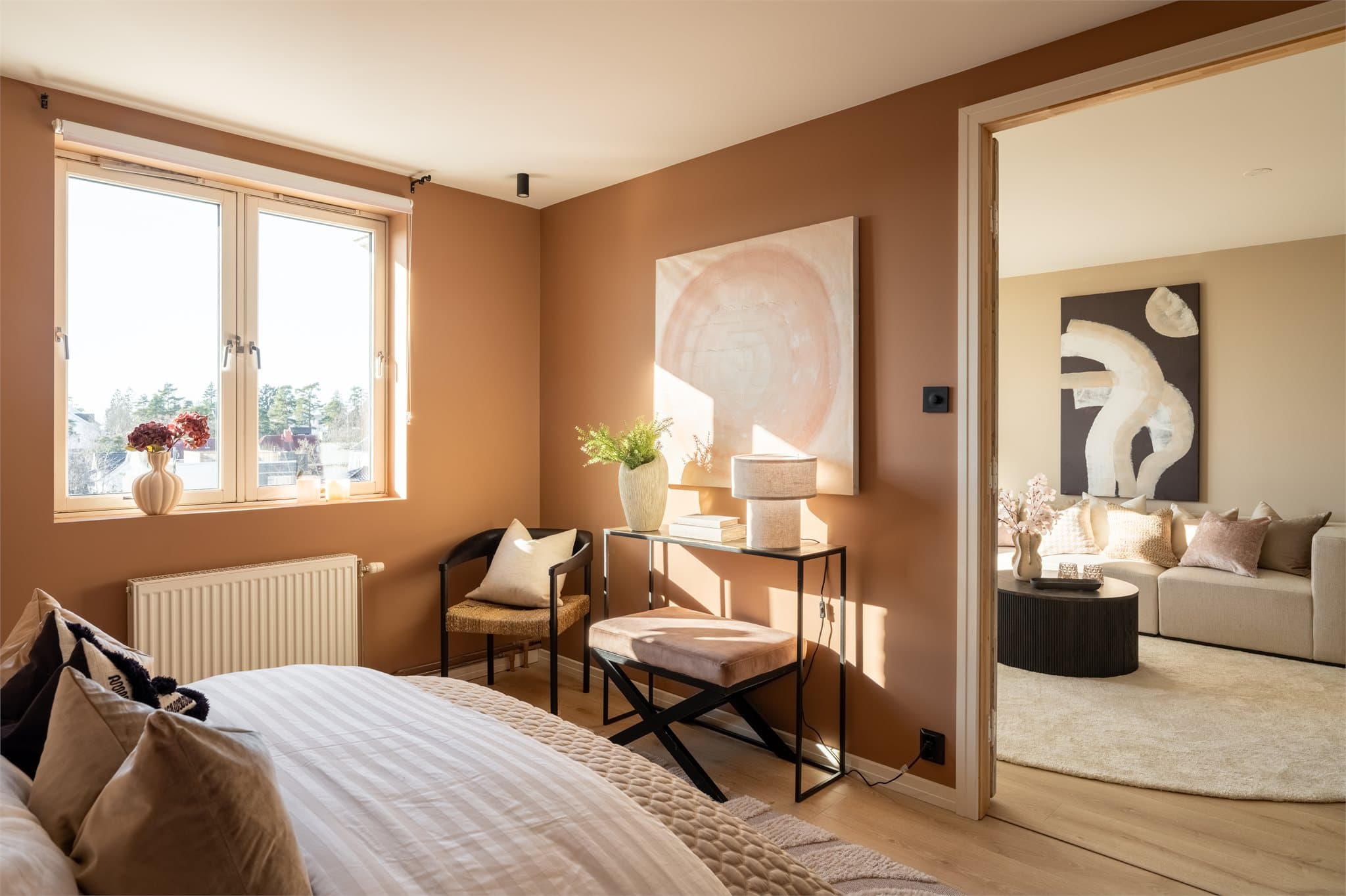 Rommet har god plass til dobbeltseng og oppbevaringsmøbler.