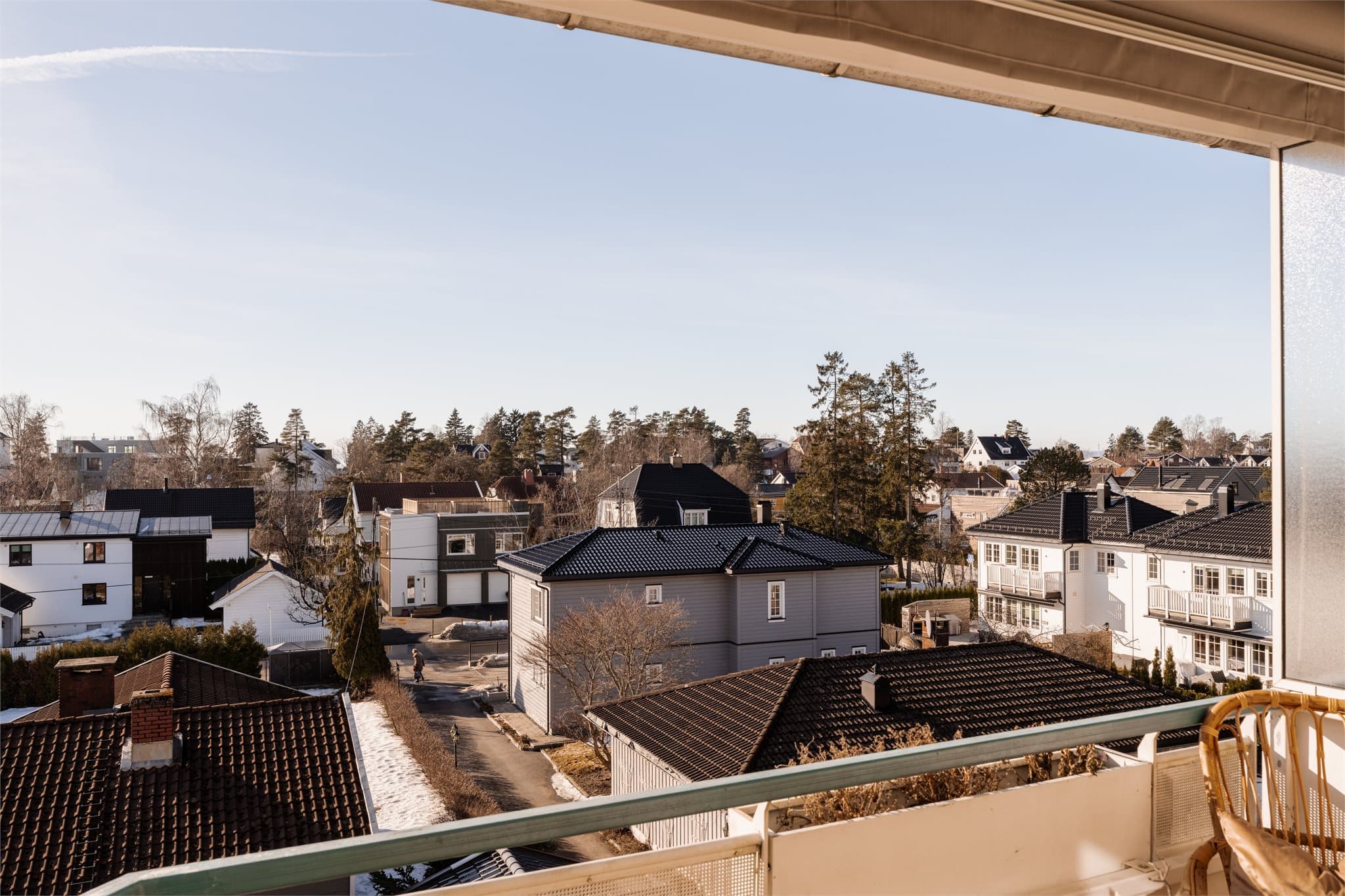 Særdeles god intern beliggenhet med utsyn mot villabebyggelse. Gode sol- og utsiktsforhold fra balkongen.