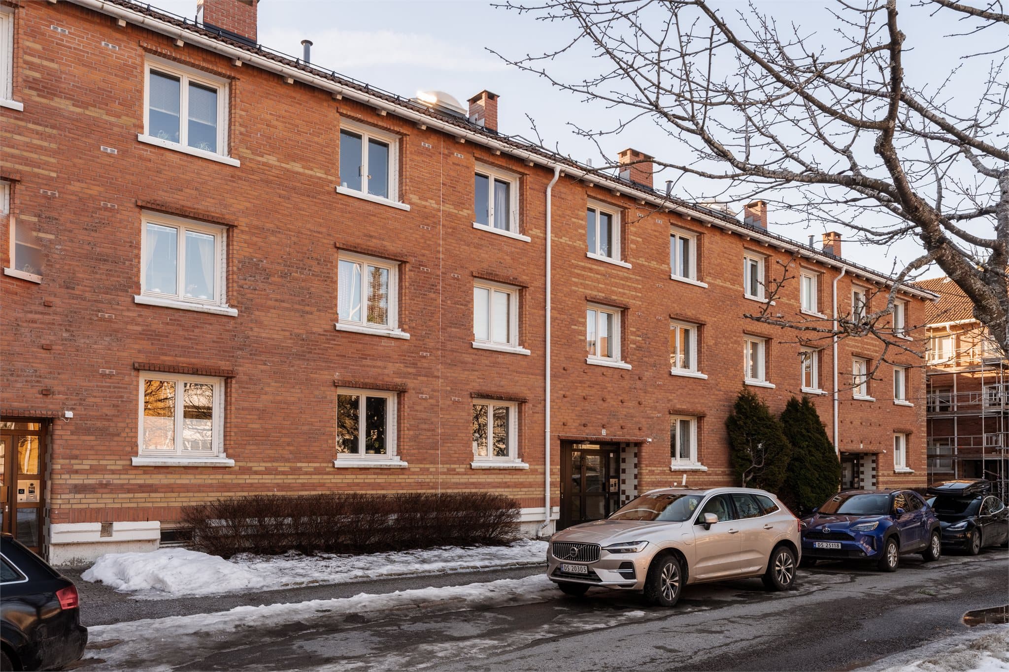 Bygget fra 1957 har en klassisk teglsteinsfasade og tilhører et veldrevet borettslag.