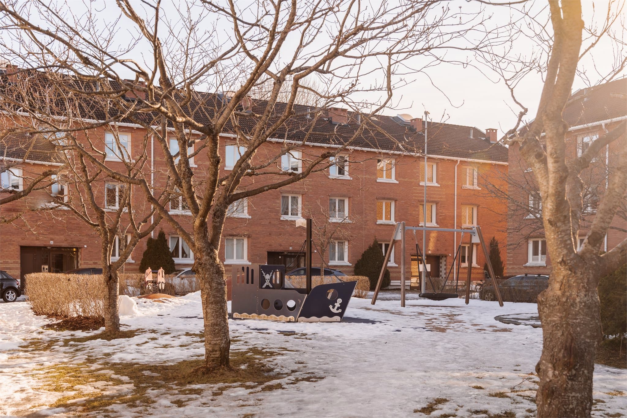 Borettslaget har familievennlige fellesarealer med blant annet lekeplass.