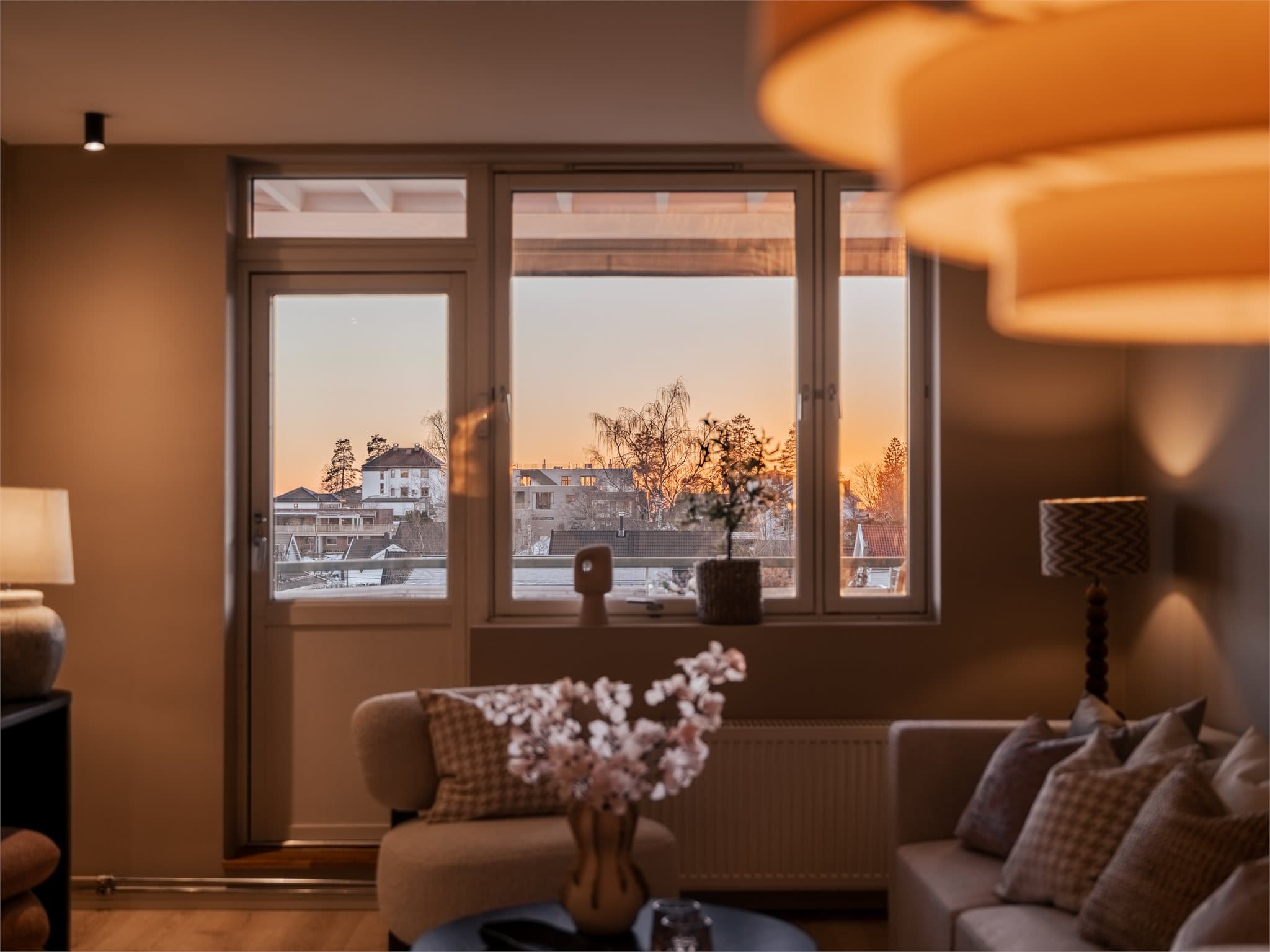 Vinduer med 2-lags isolerglass slipper inn rikelig med dagslys.