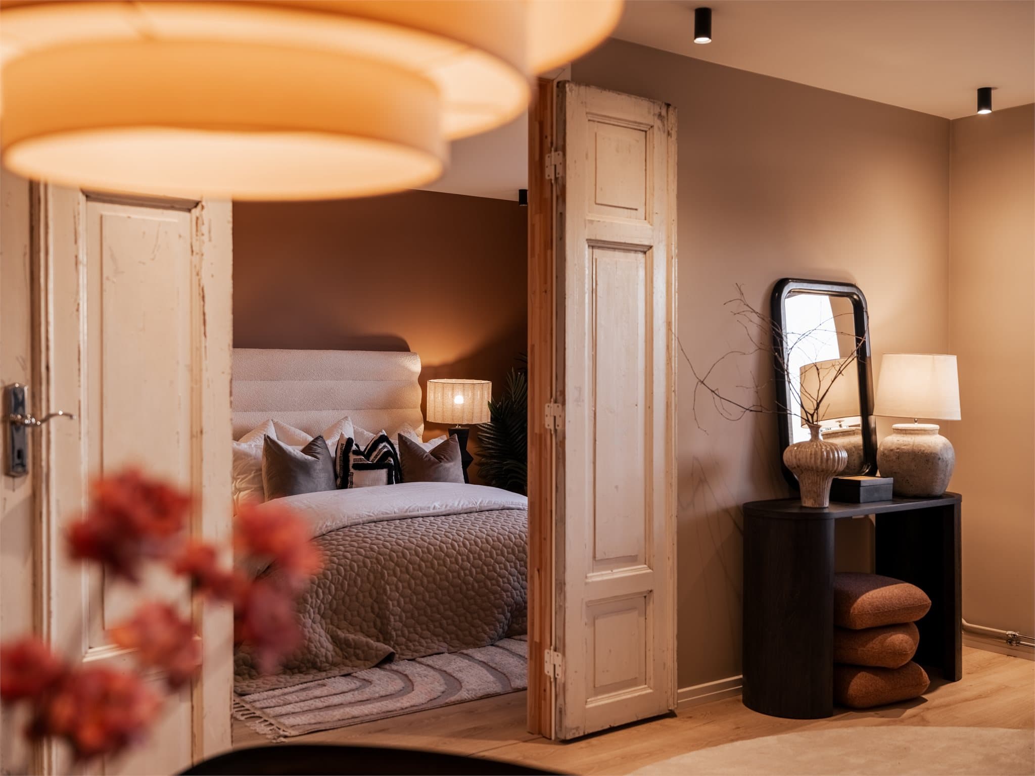 En rustikk, over hundre år gammel tofløyet dør er et unikt element mellom stue og hovedsoverom.