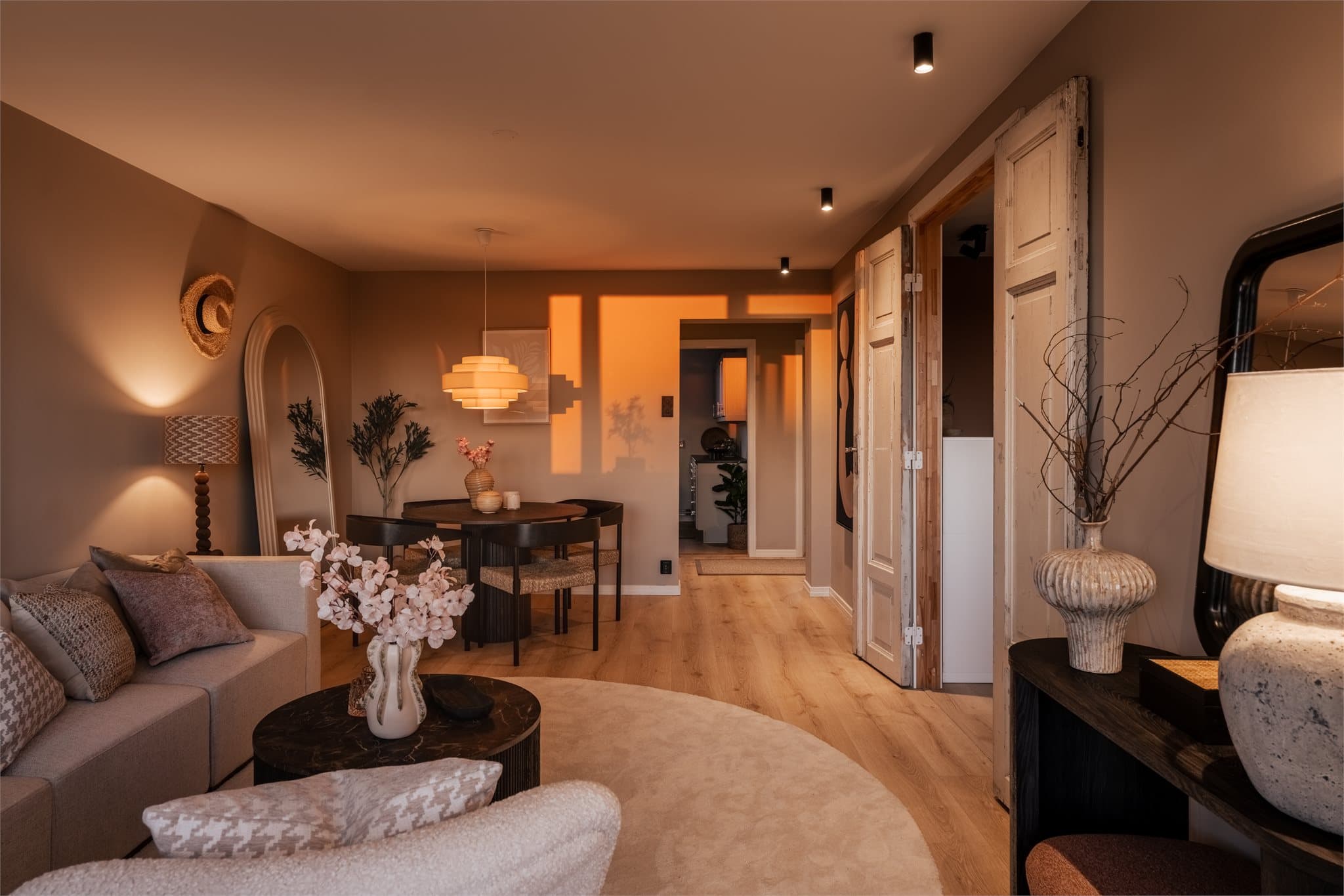 Den gjennomtenkte planløsningen gir en god flyt mellom rommene.