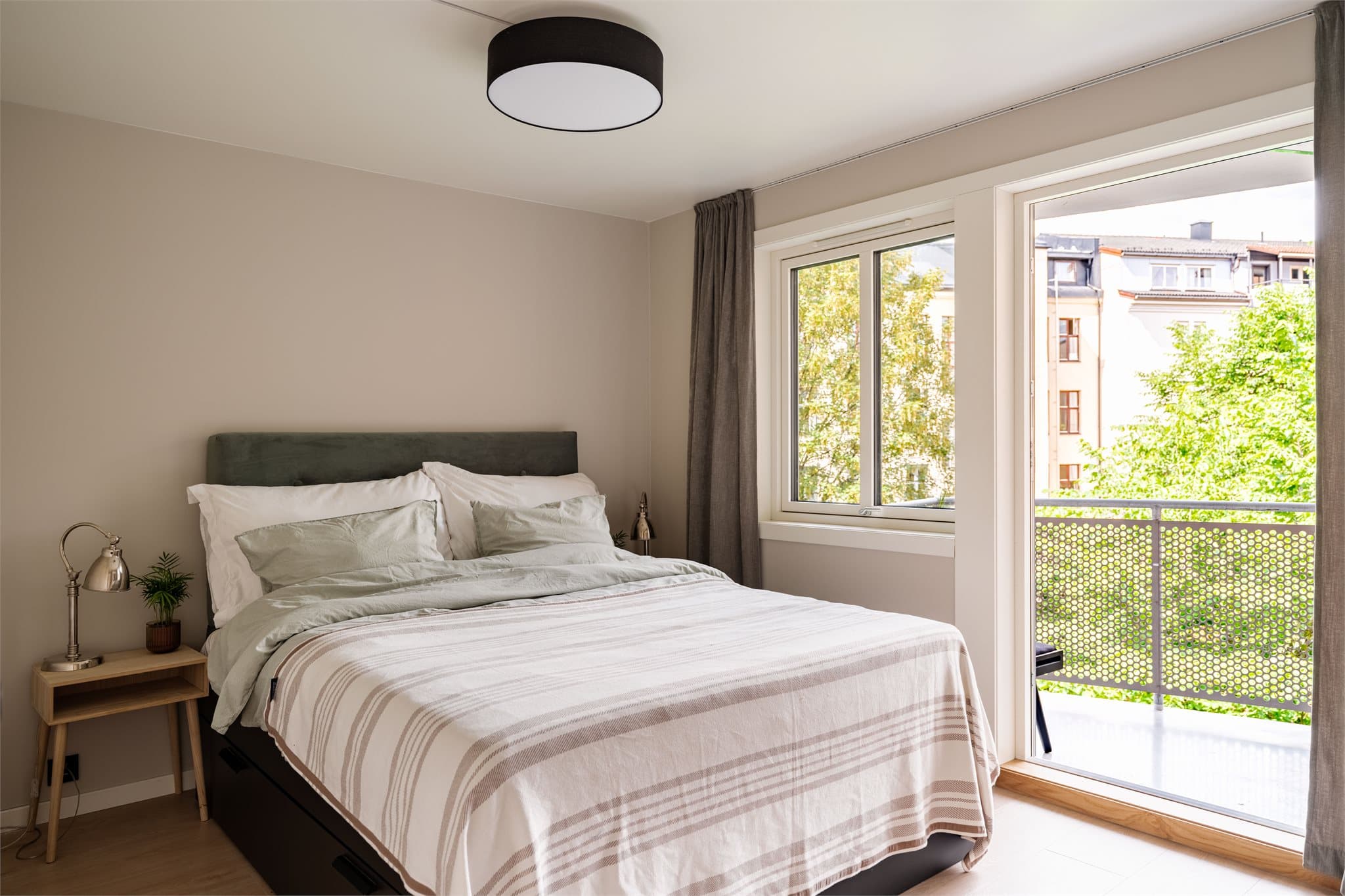 Soverommet vender mot en rolig bakgård og har direkte utgang til balkongen.
