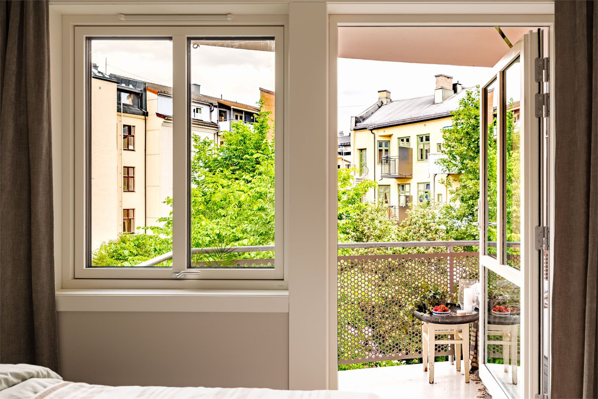 Balkongdøren med isolerglass er fra 2024 og åpner opp mot en privat uteplass.