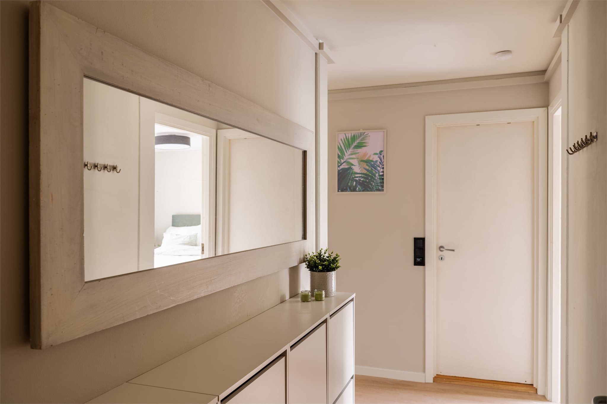 Leiligheten har en praktisk entré med plass for oppheng av yttertøy og sko. Varmefolie under gulvet gir behagelig komfort året rundt.