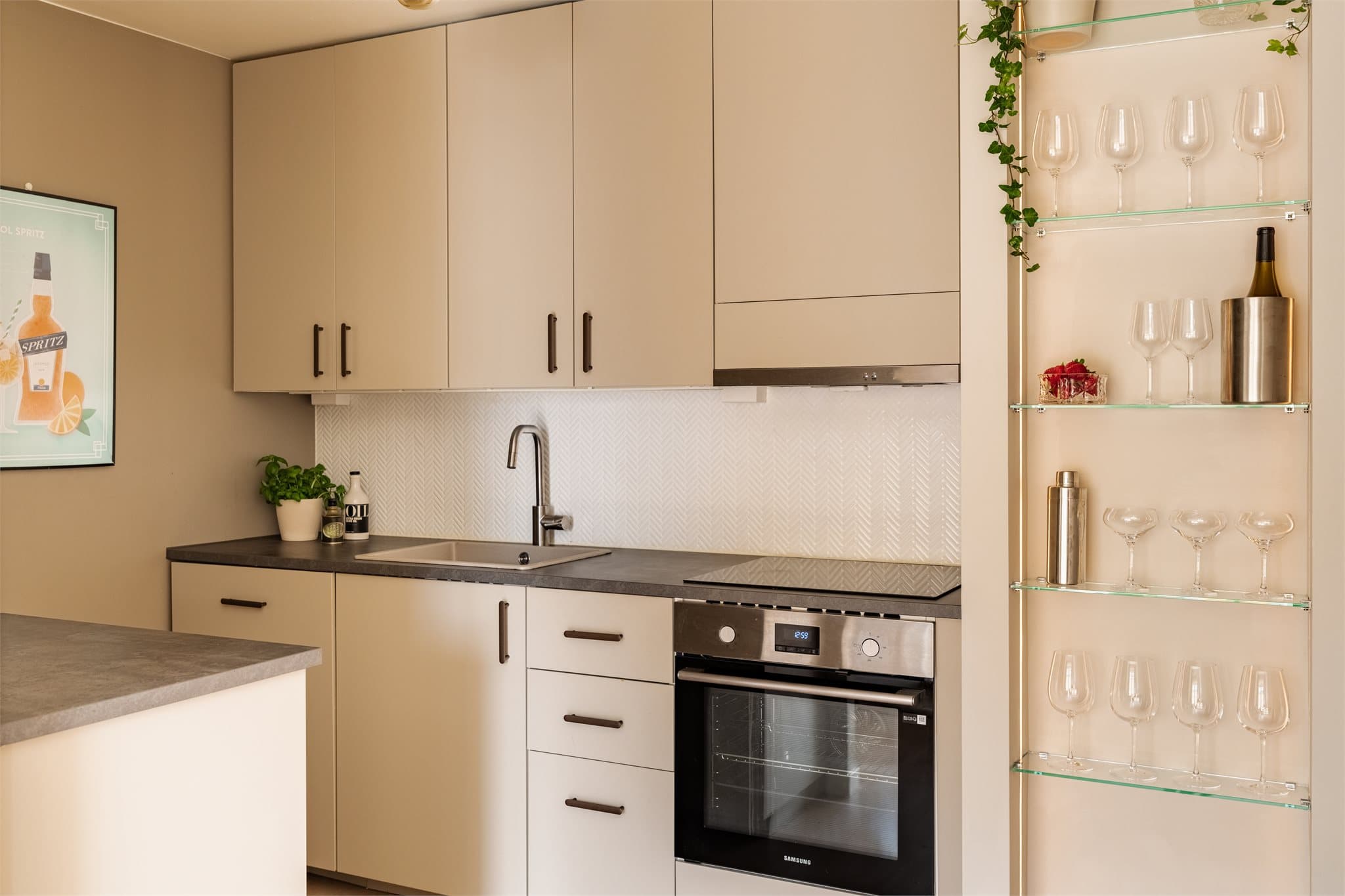 Moderne IKEA-kjøkken fra 2023 med slette fronter, laminatbenkeplate og integrerte hvitevarer.