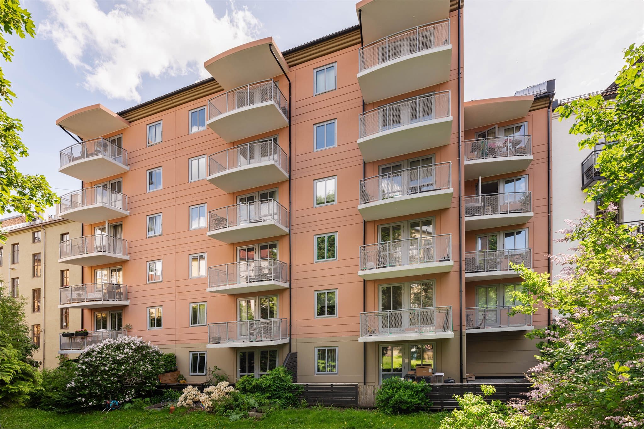 Boligen ligger tilbaketrukket i en rolig gate, samtidig som den har en attraktiv og sentral beliggenhet på Grünerløkka. Eiendommen fra 1990 har heisadkomst og kort gangavstand til parker, servicetilbud og kollektivtransport.