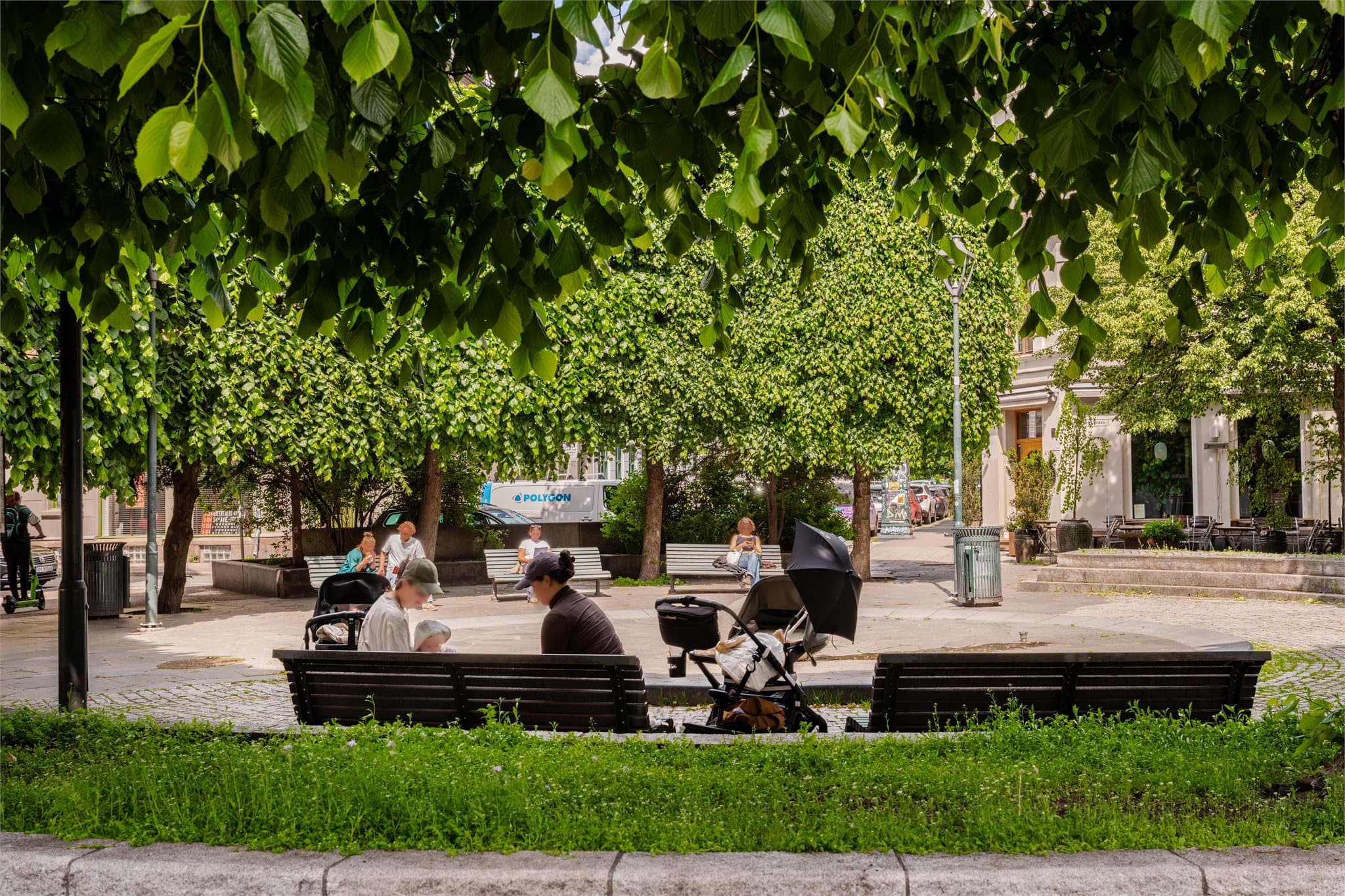 Grünerløkka er kjent for sine mange fine lunger, som Rathkes plass-Apostrophe, som fungerer som en naturlig møteplass.