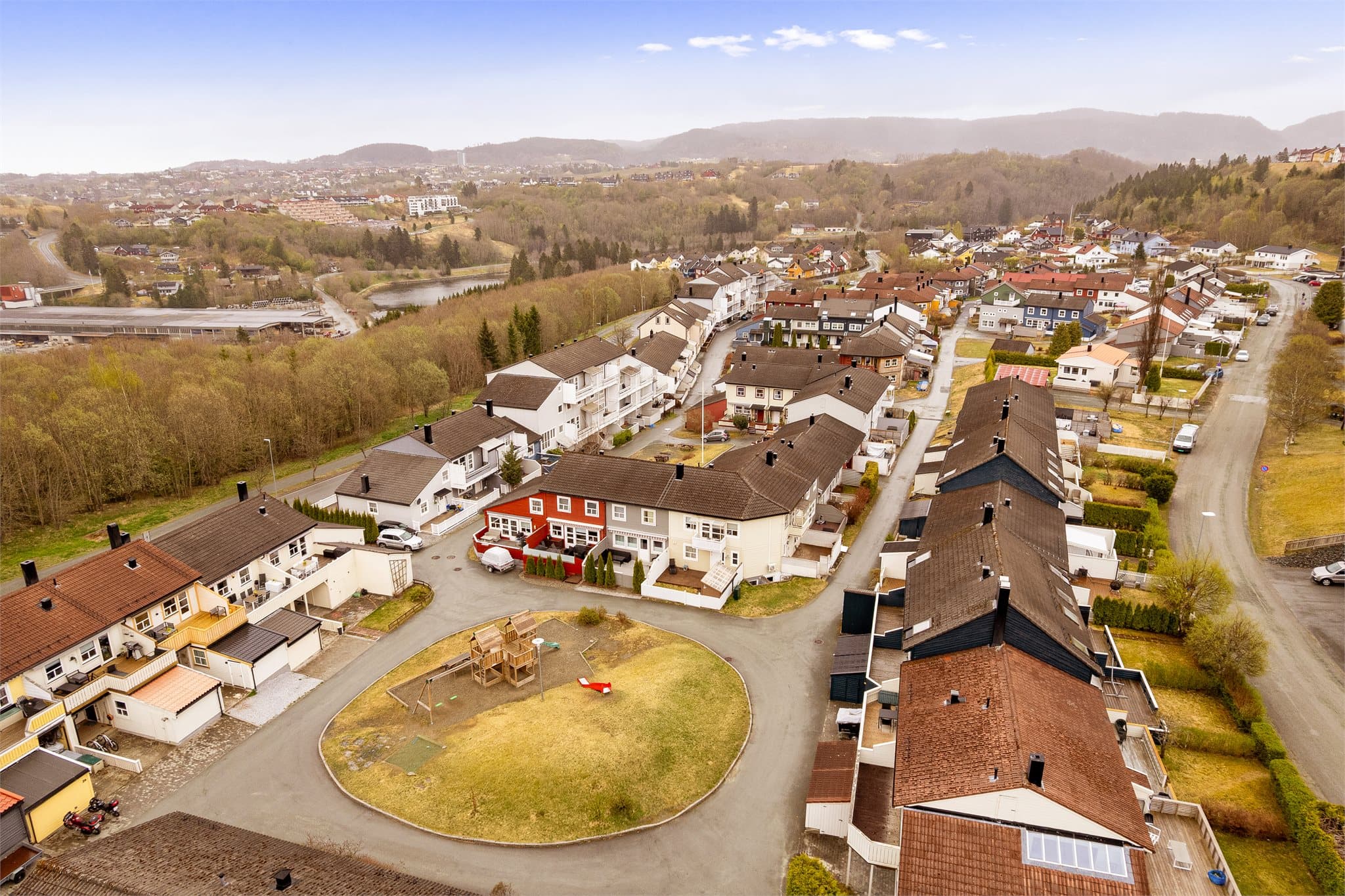 Kroppanmarka er et familievennlig boligområde med rolige omgivelser og lite gjennomgangstrafikk. Like ved boligen finner du en flott lekeplass som gir et trygt og sosialt samlingspunkt for barn og familier.
