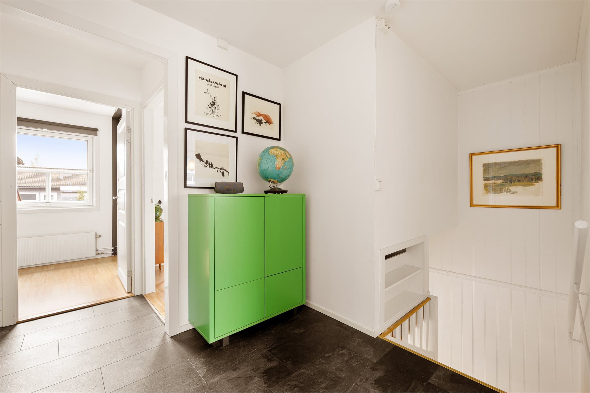 Boligen har egen parkeringsplass i garasjekjeller.