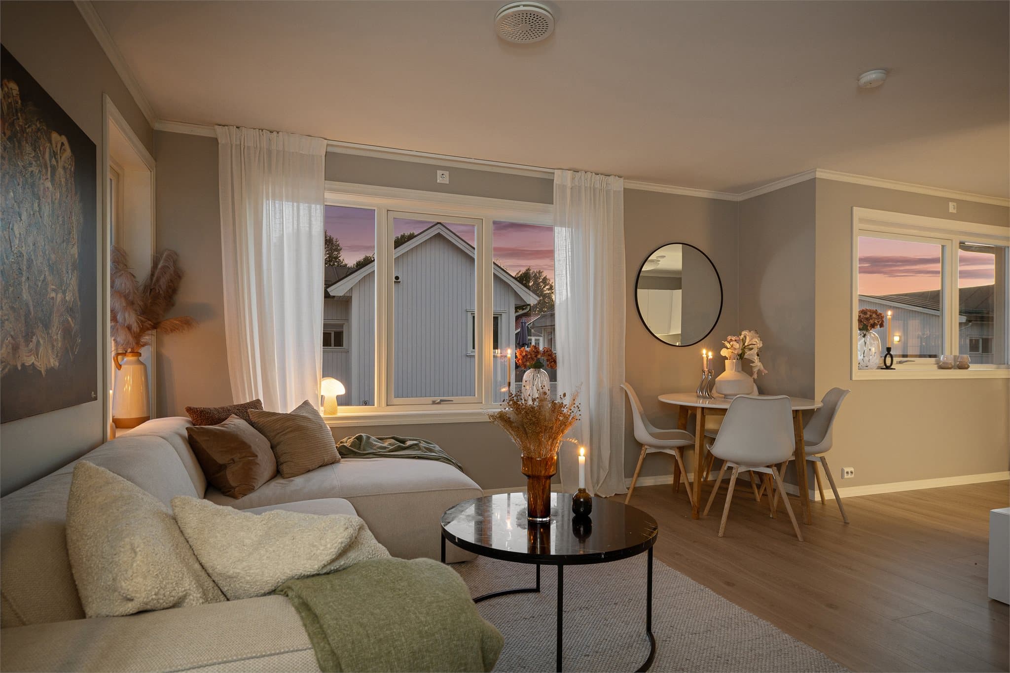 Det ble lagt nytt og slitesterkt laminatgulv (BerryAlloc) i 2023. Gulvet har varmefolie som sørger for lun komfort.