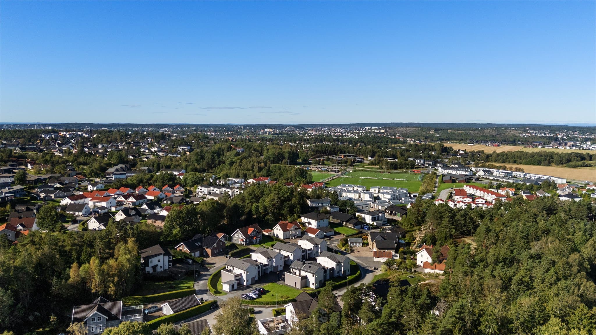 Det er gangavstand til barnehager, Begby barne- og ungdomsskole, idrettsanlegg og Begby senter, som blant annet byr på dagligvarebutikk, apotek, frisør og blomsterbutikk.