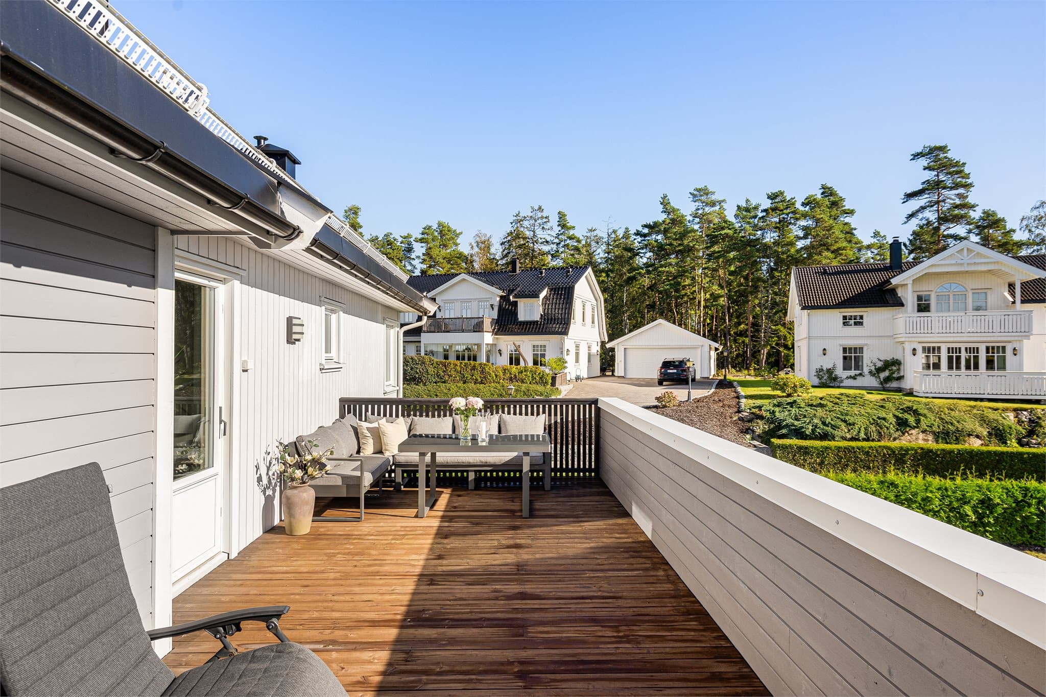 Her kan du nyte solen, med flott utsikt over nabolaget og grønne arealer.