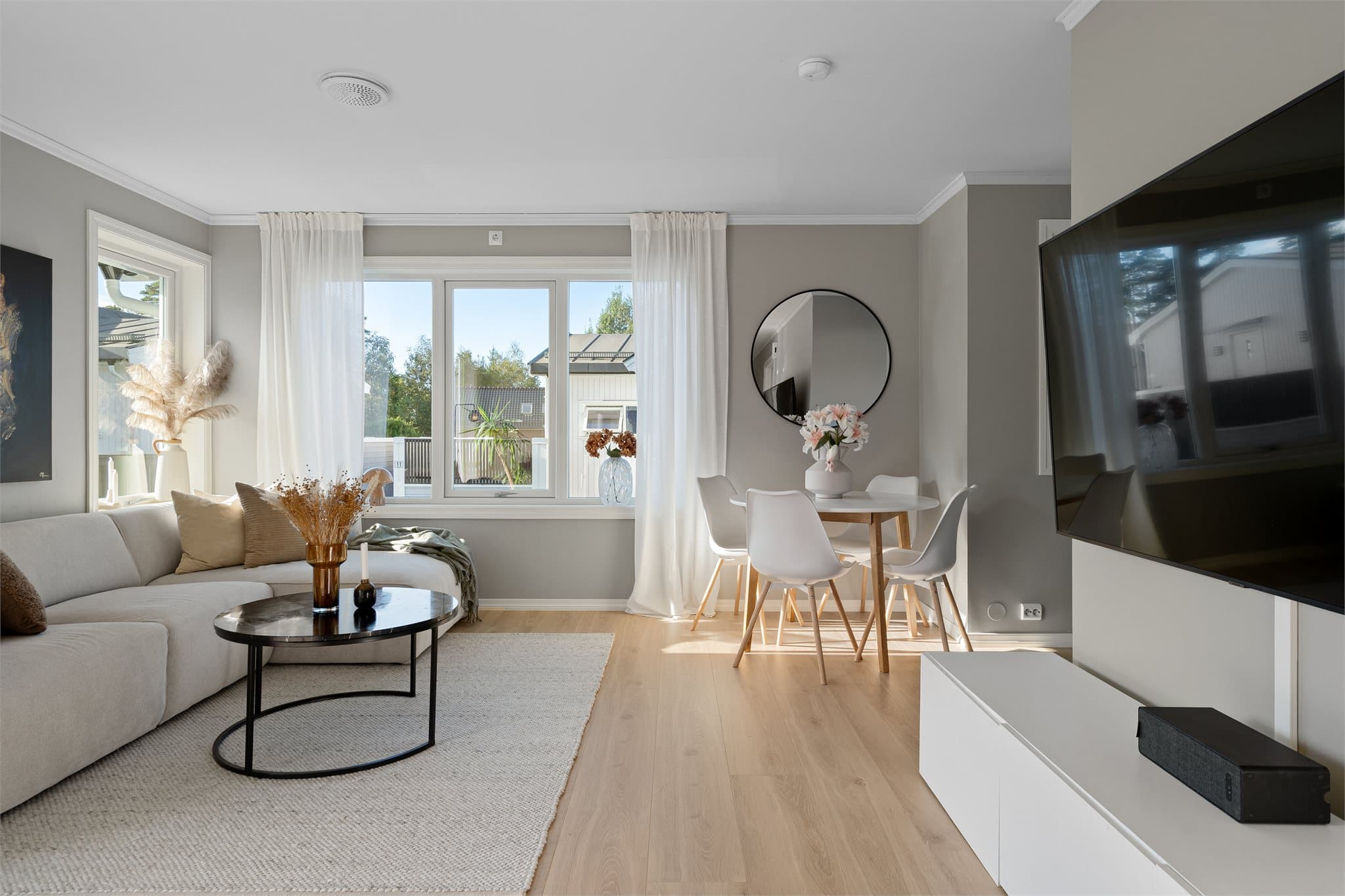 Leiligheten ligger i byggets øverste etasje og byr på en åpen planløsning samt moderne standard.