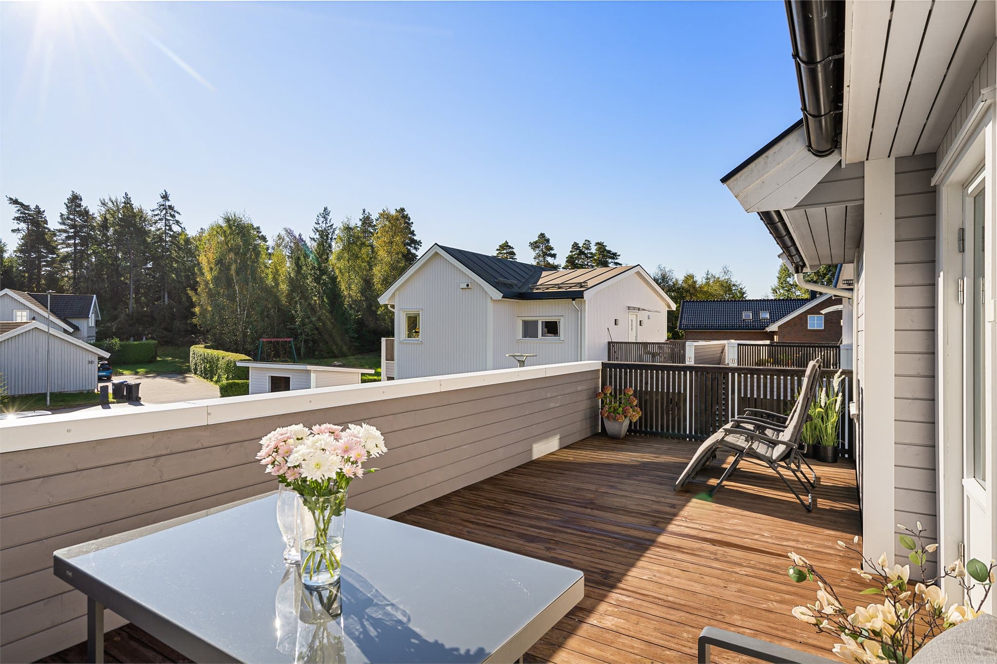 Balkongen har god møbelfrihet og rommer fint både sittegruppe og spiseplass.