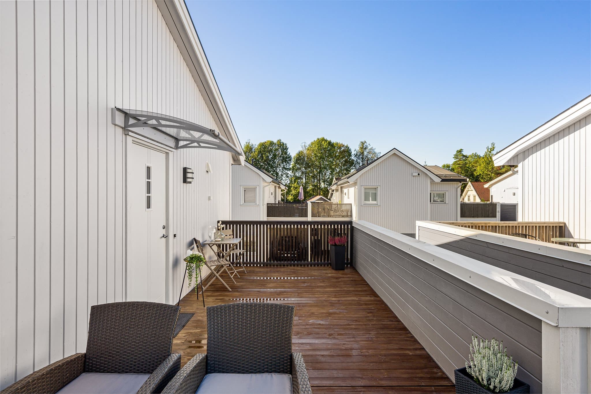 Her er det god plass til utemøbler og beplantning, et perfekt sted for morgenkaffen.