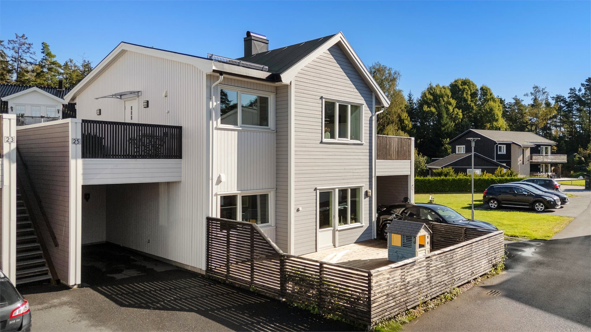 Fasaden har stående trekledning i et tidløst uttrykk, mens saltakskonstruksjonen gir bygget en solid og klassisk stil.