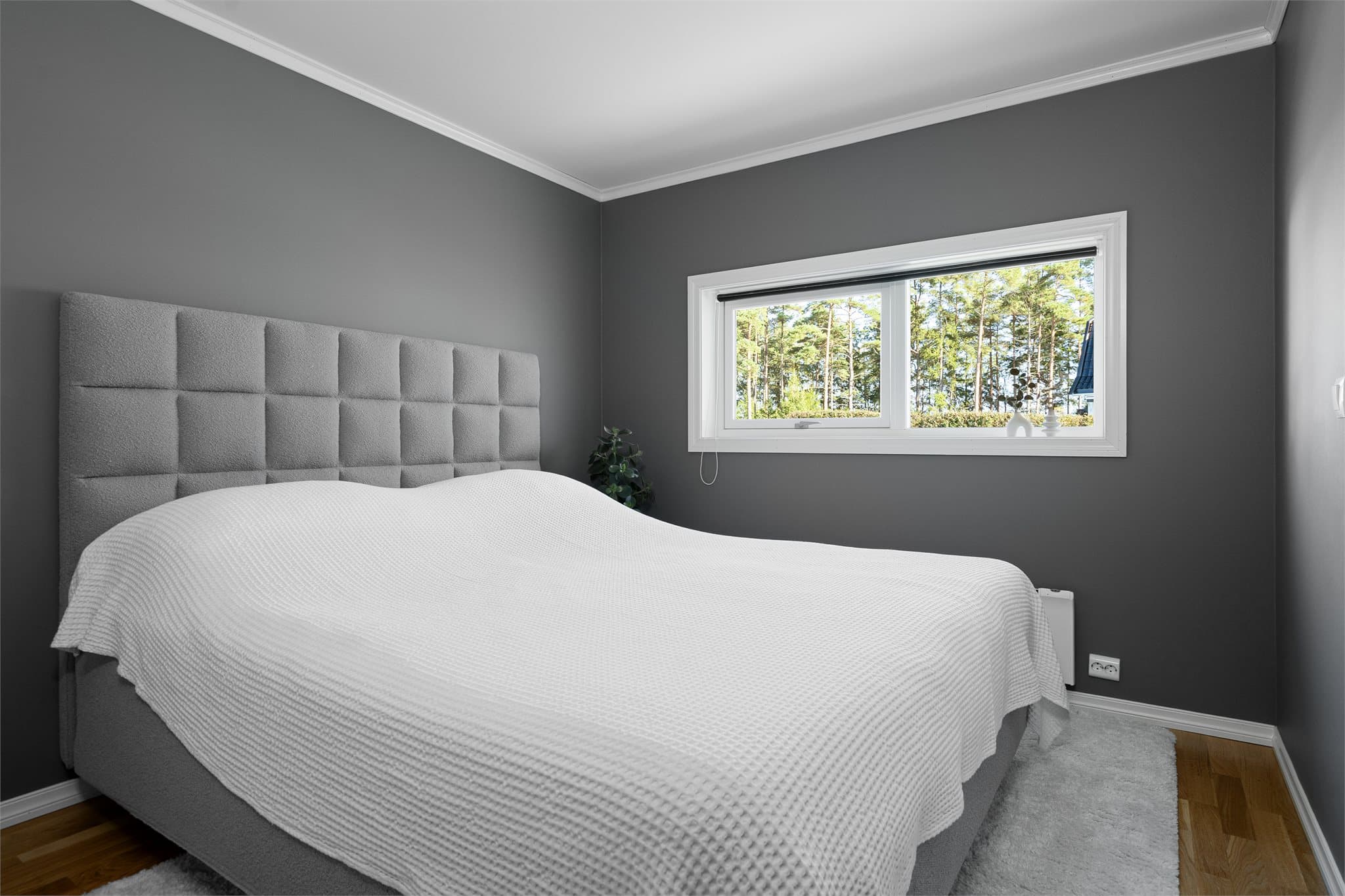 Rommet er malt i en lekker gråtone som gir rommet en lun og stilfull atmosfære.