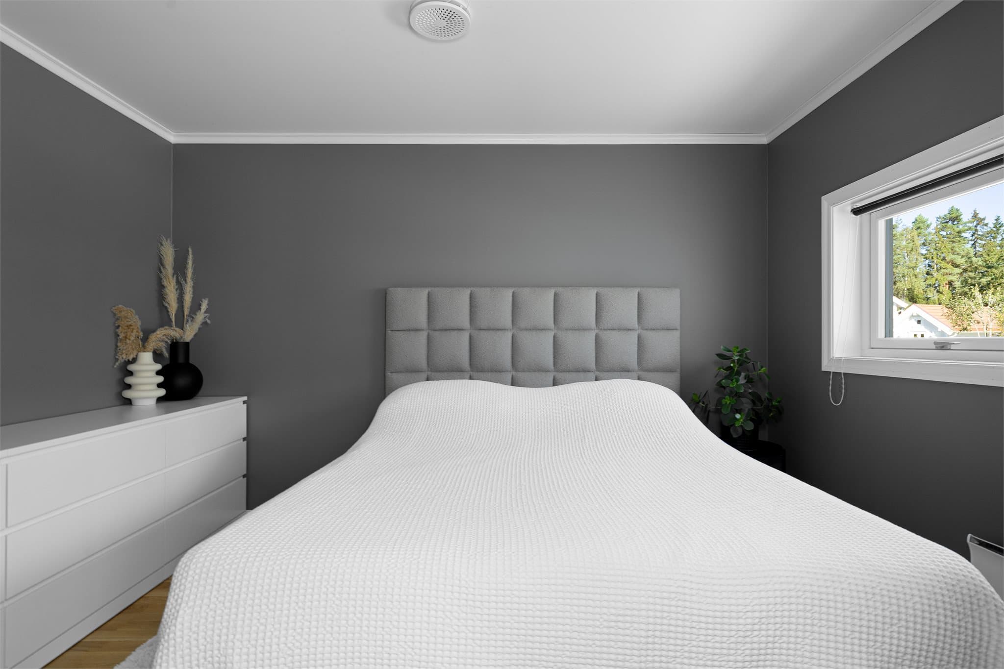 Leiligheten har to soverom. Hovedsoverom har plass til dobbeltseng og ønsket garderobeløsning.