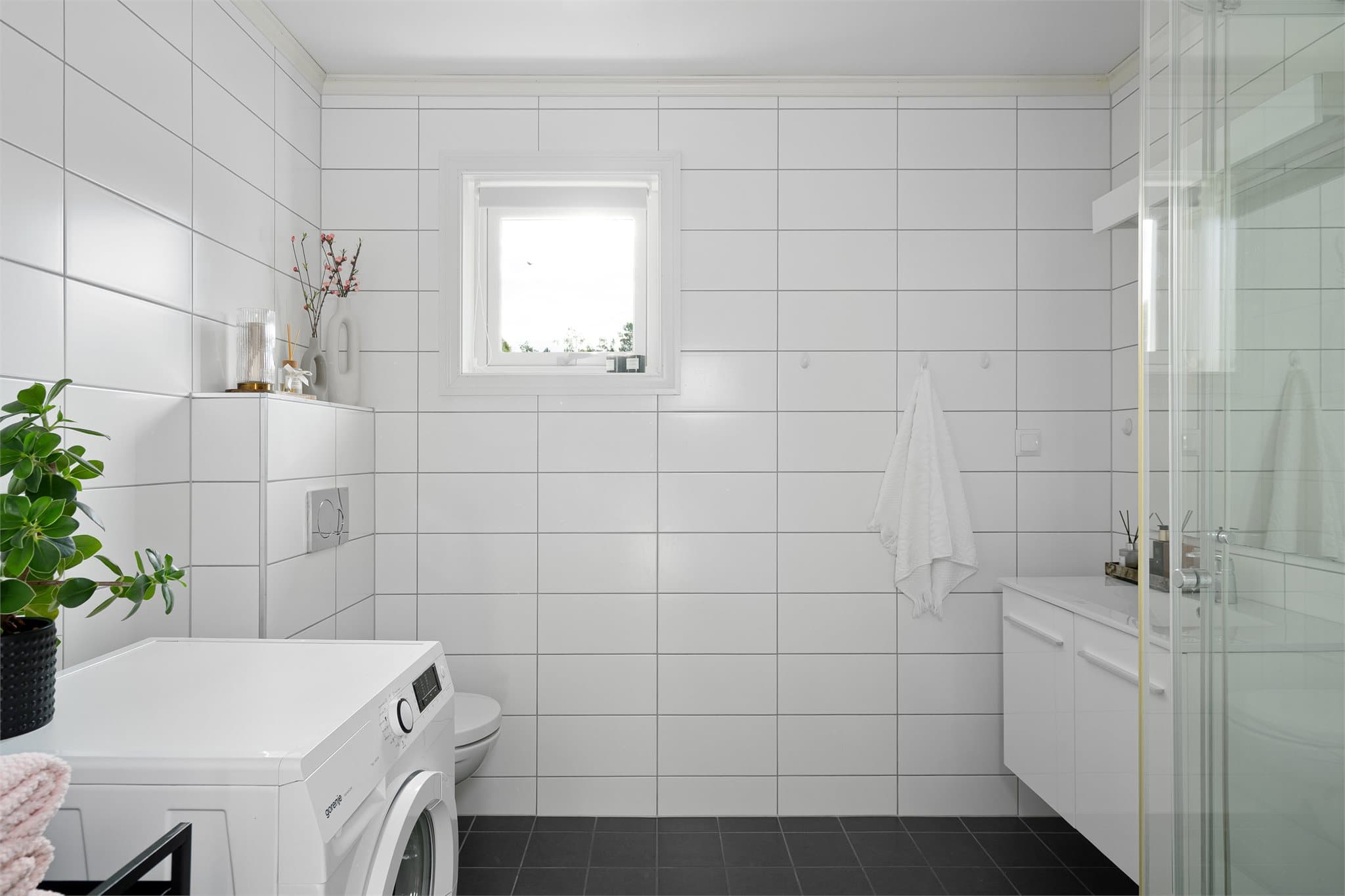 Badet er lyst og innbydende med fliser på både vegger og gulv. Det er elektrisk gulvvarme.