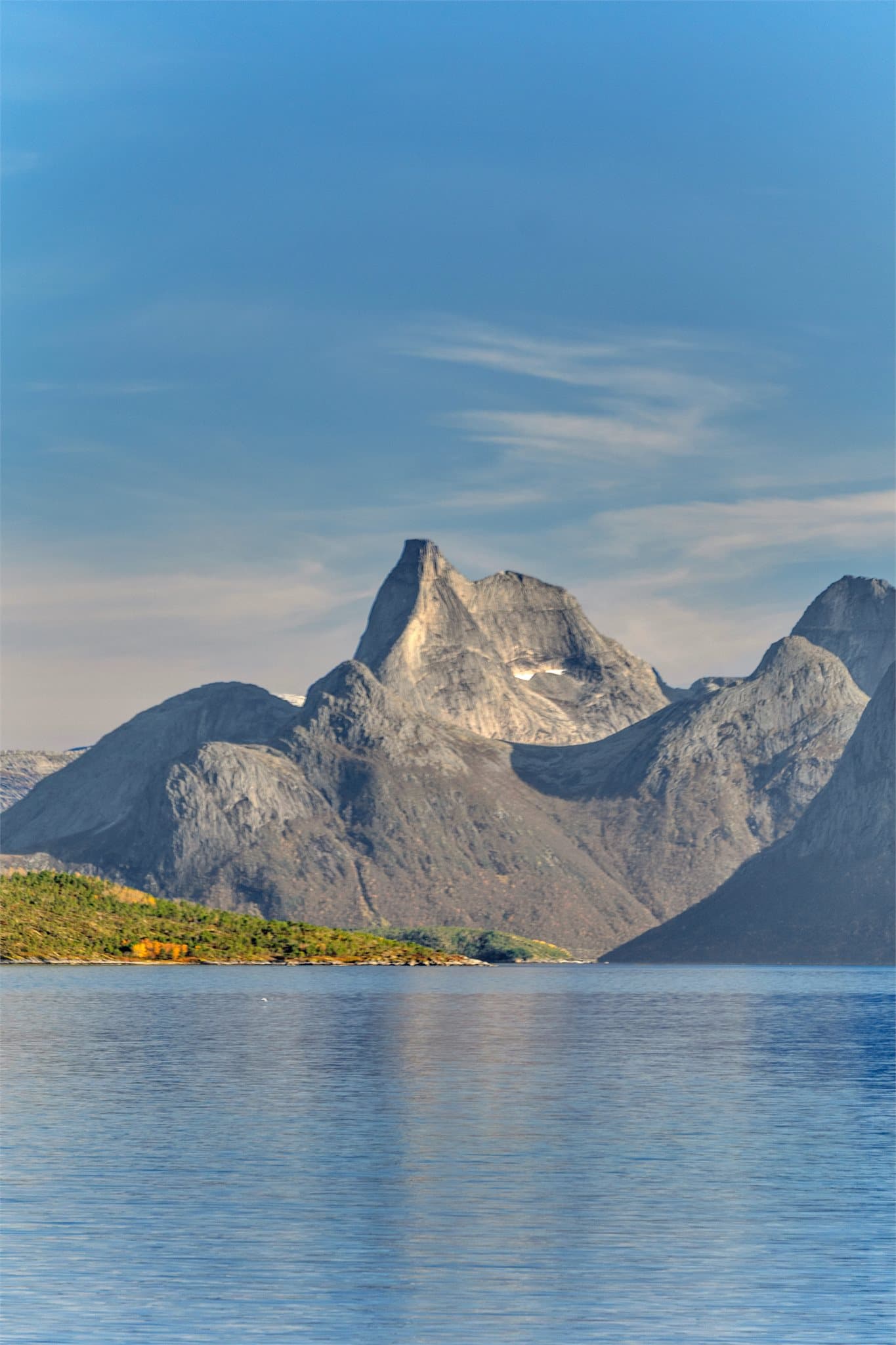 Karakteristiske fjellformasjoner preger nærområdet i Hamarøy.