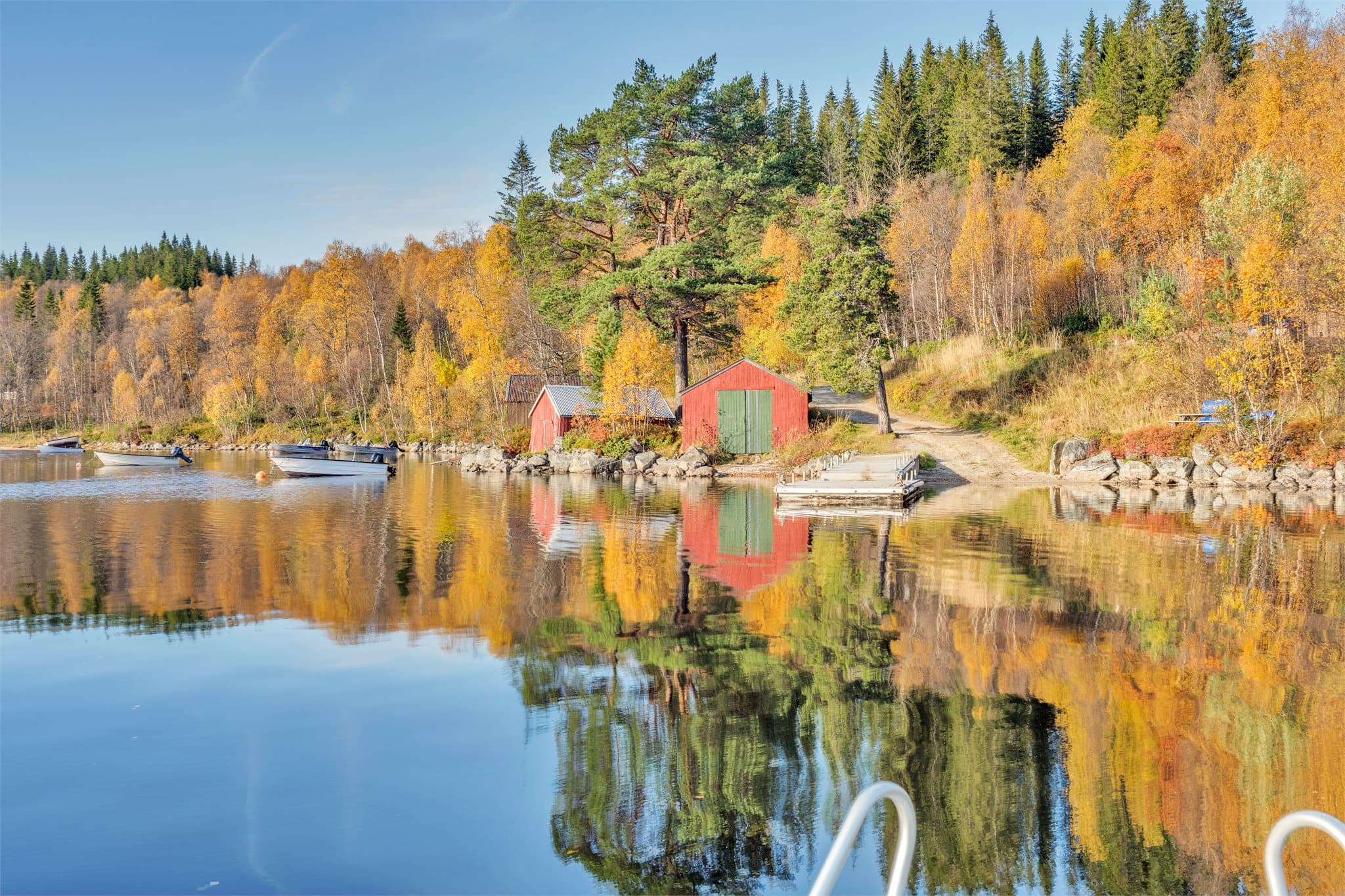Naust og bryggeanlegg ved Sanden i Kilvatnet.
