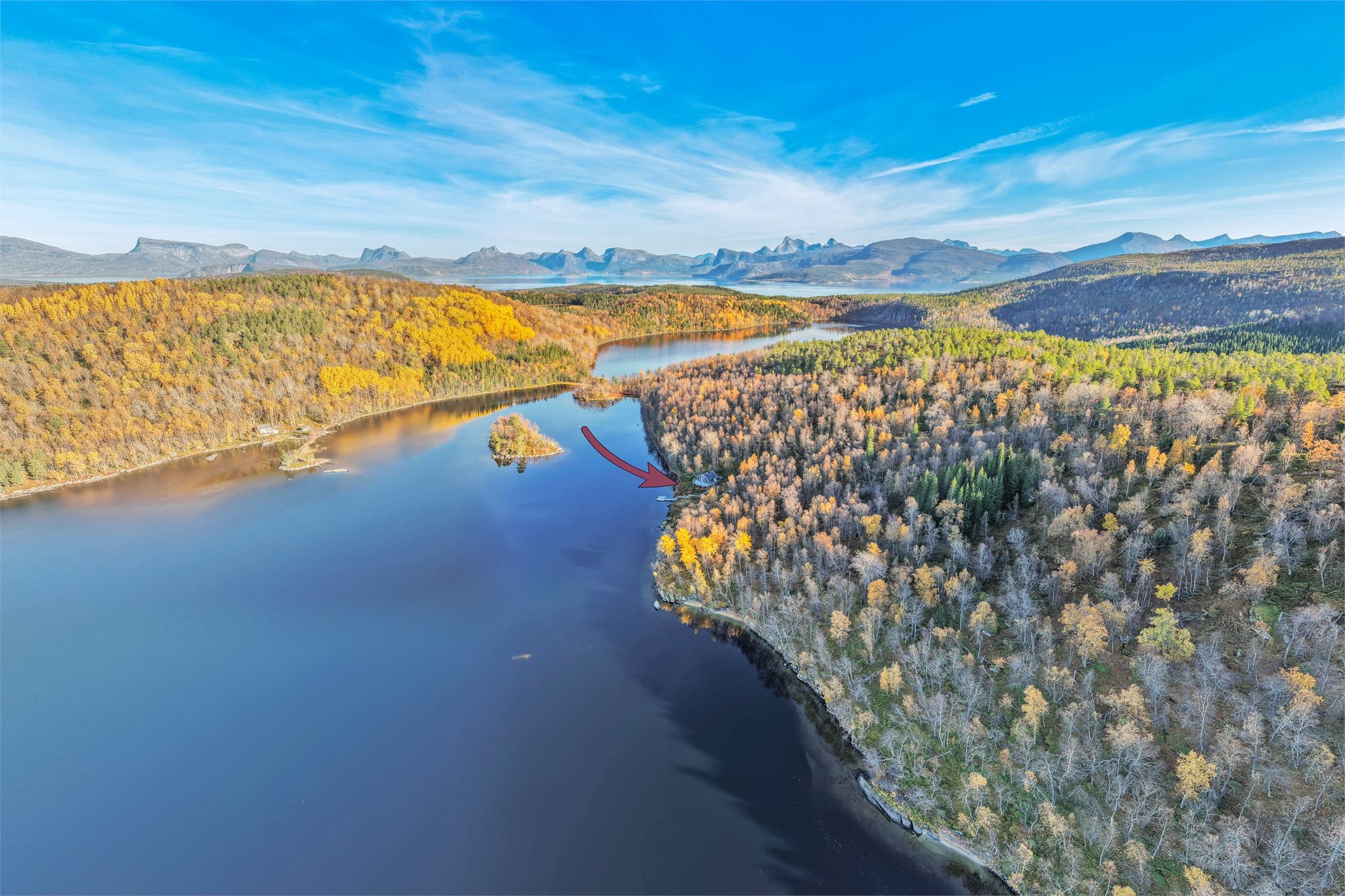 Kilvatnet med markering av hyttens usjenerte plassering ved vannkanten.
