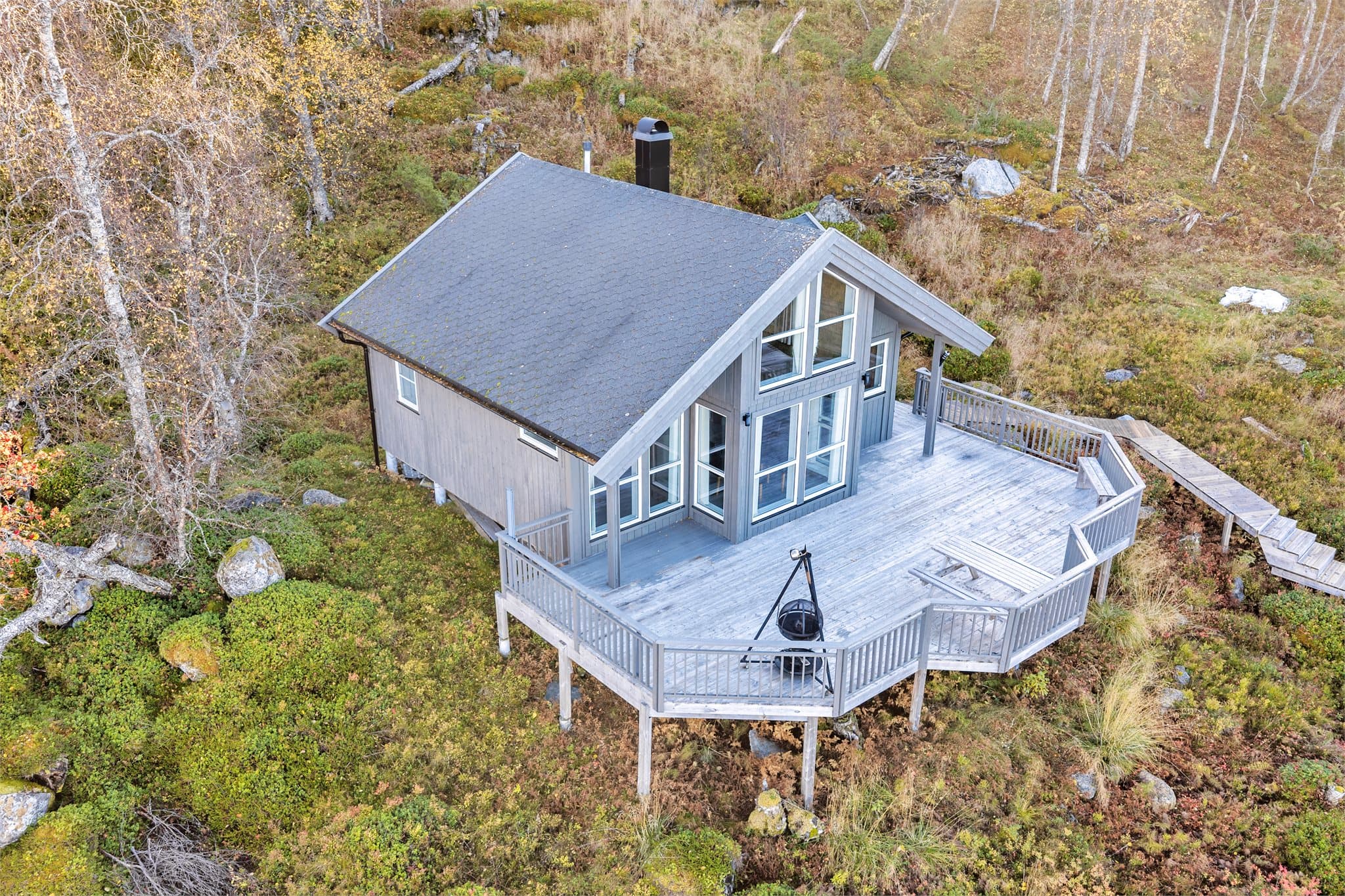 Fritidseiendom fra 2013 med usjenert beliggenhet ved Kilvatnet og stor veranda mot vannet.
