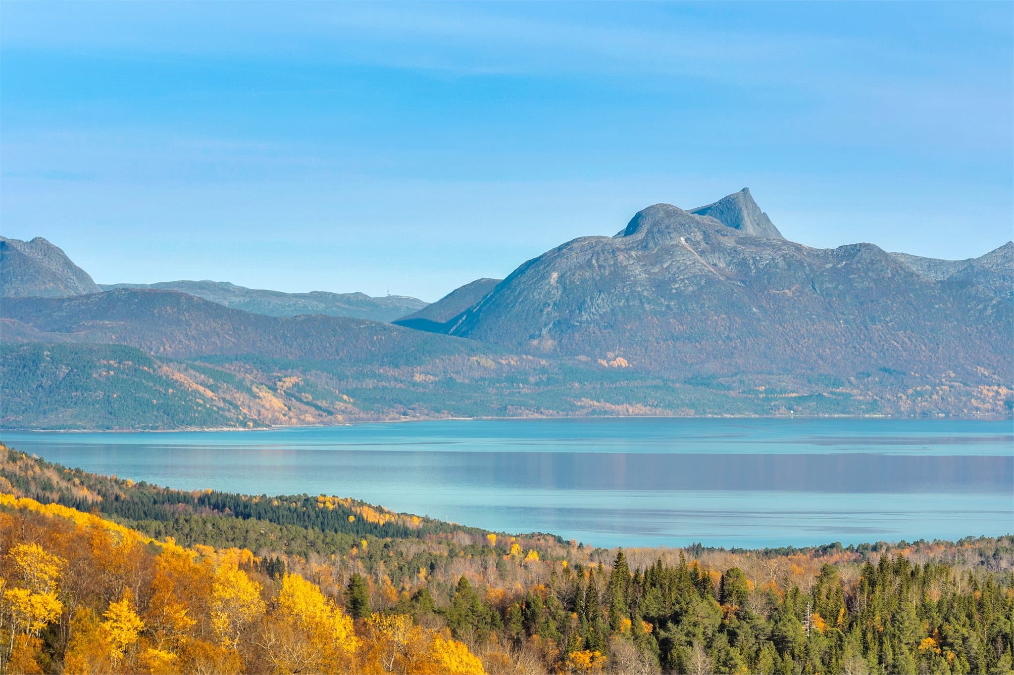 Fra området er det utsikt mot det storslåtte nordlandske fjord- og fjellandskapet.