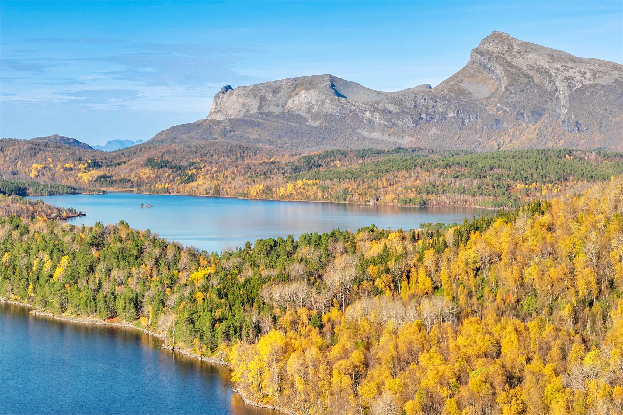 Utsikt mot de karakteristiske fjelltoppene som reiser seg over landskapet i Hamarøy.