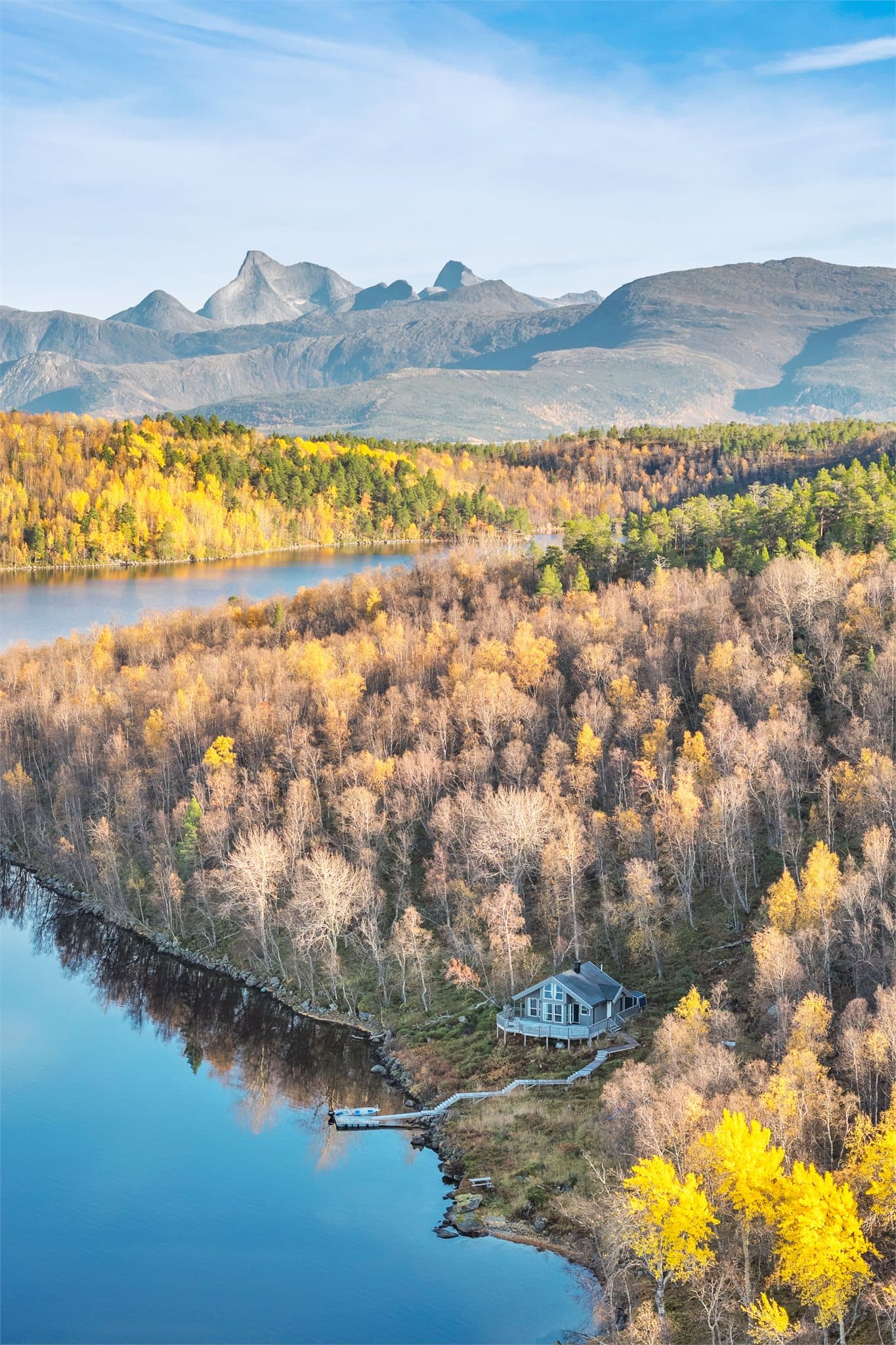 Hyttens plassering i terrenget med gangveien ned til bryggen og vannet.