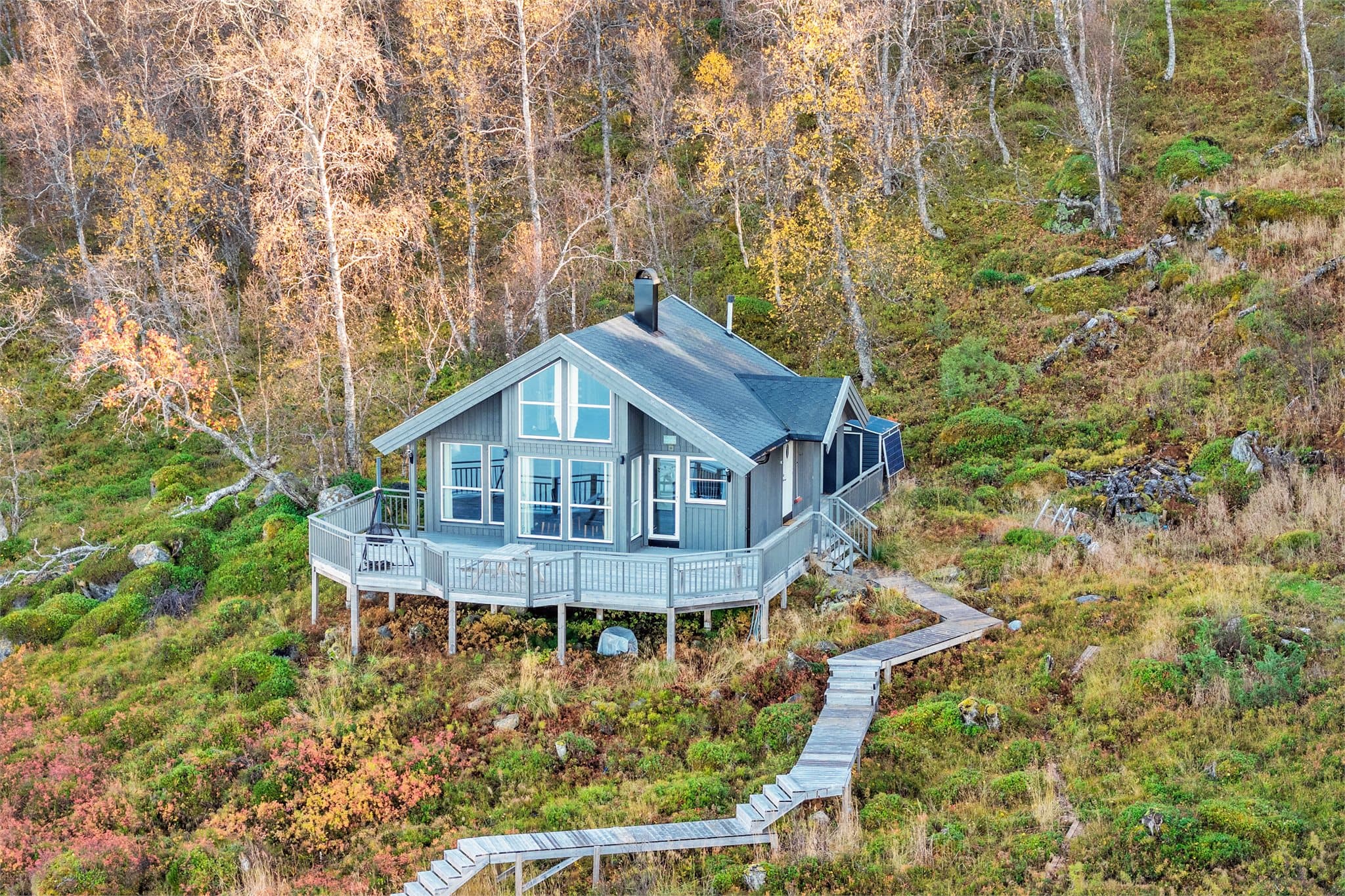 Trapp og gangvei i tre leder fra verandaen og hele veien ned til vannkanten.