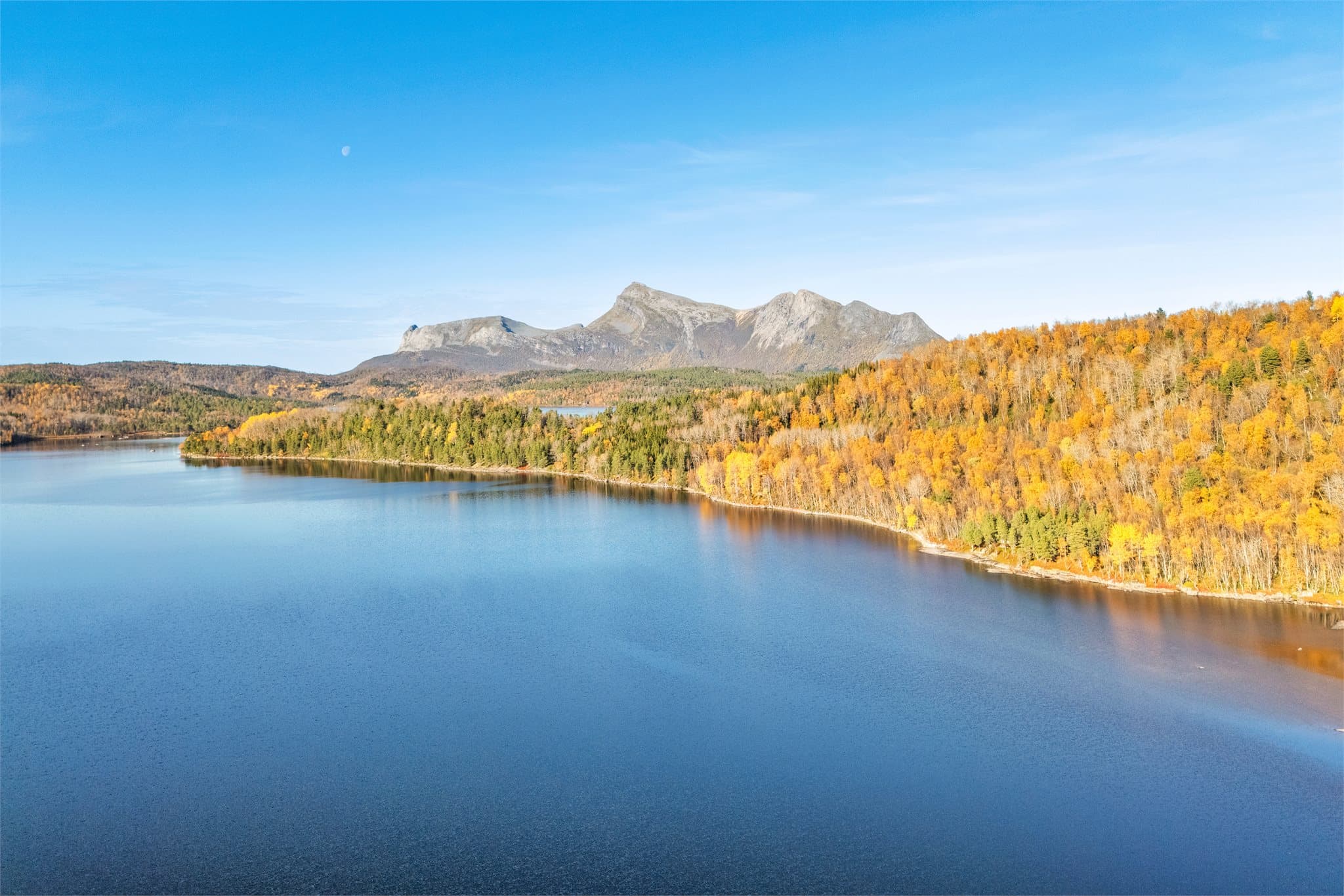 Det vidstrakte Kilvatnet strekker seg innover mot fjellene i horisonten.