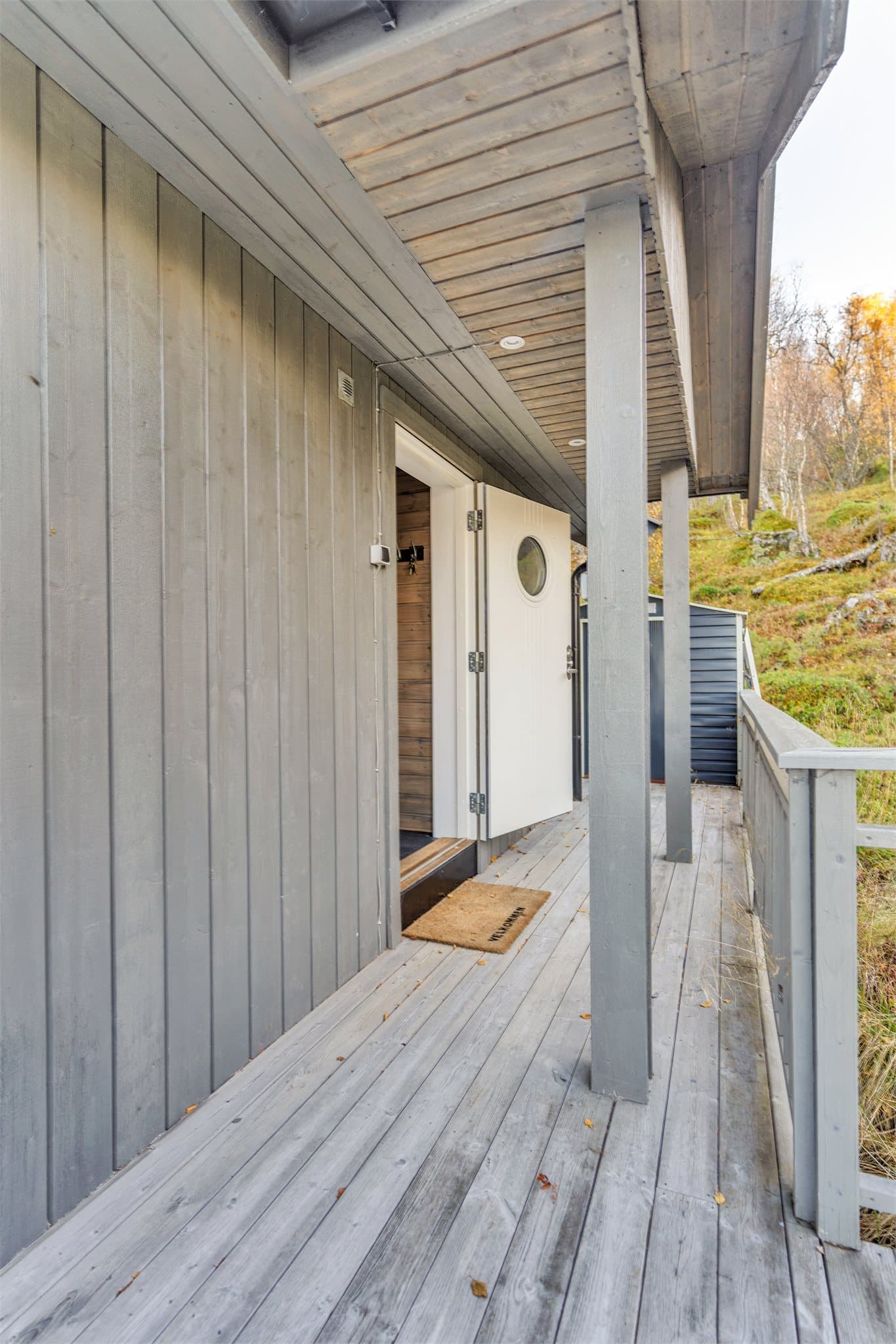 Inngangspartiet er overbygd og leder inn til hyttens entré.