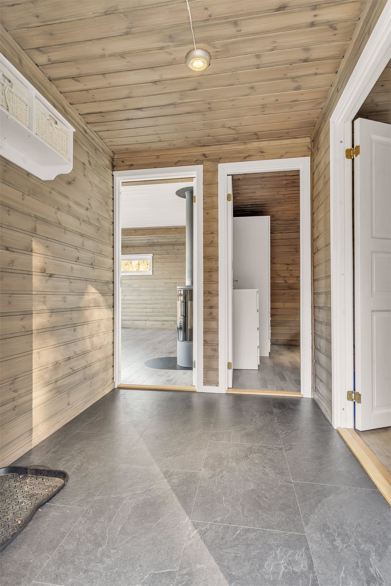 Fra entréen er det direkte adkomst inn til stuen og badet.