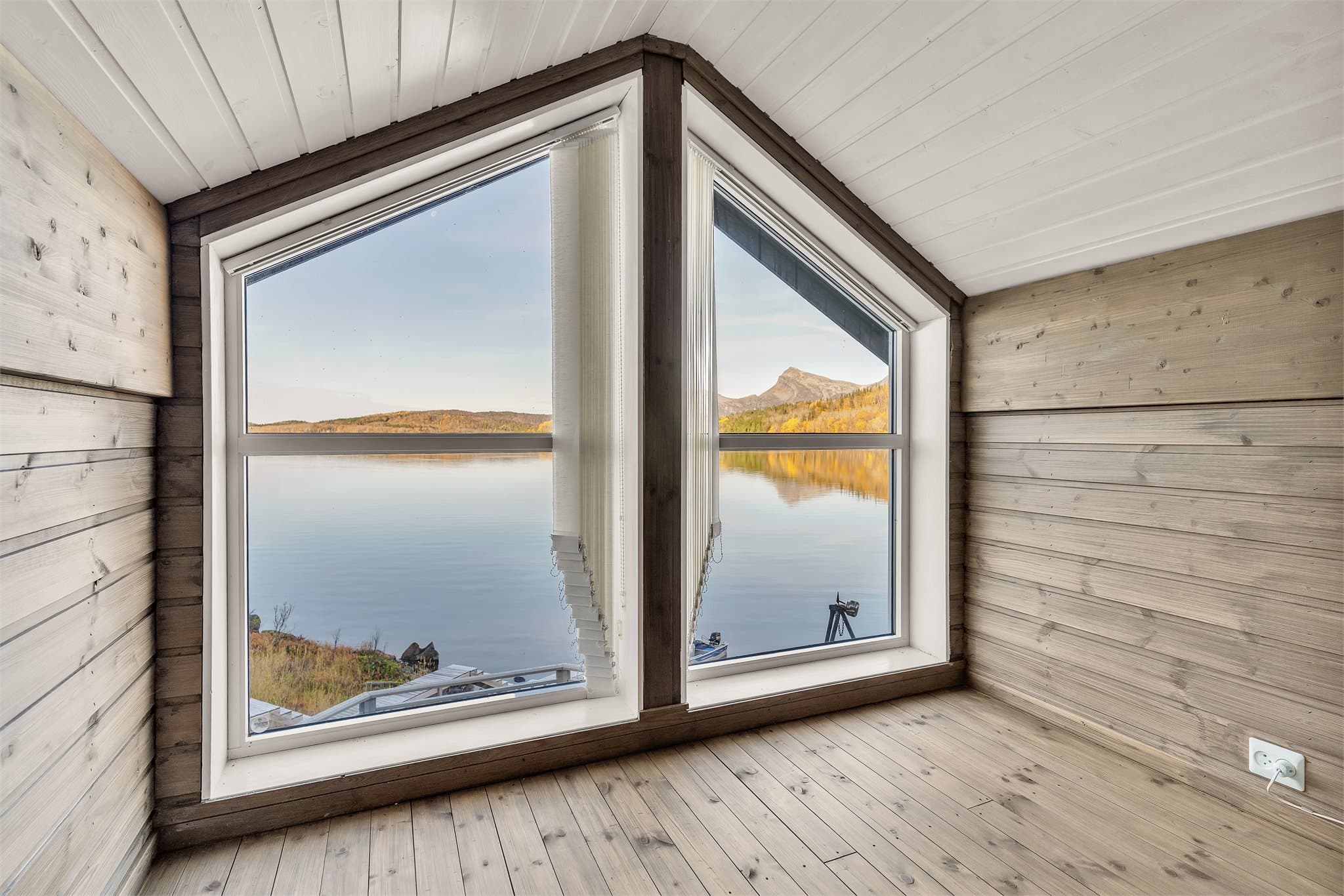 Vinduene gir vidstrakt utsyn over vannet og landskapet omkring.