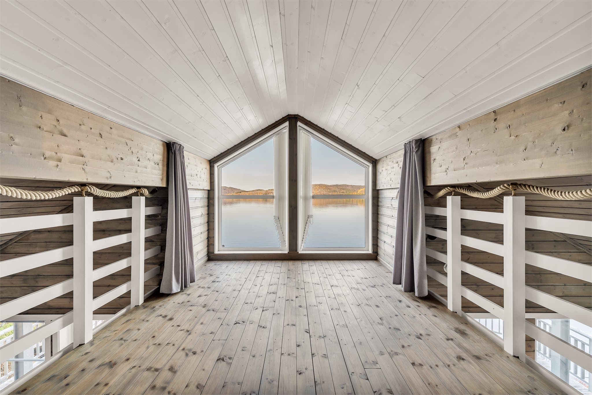 De store gavlvinduene på hemsen vender mot Kilvatnet.