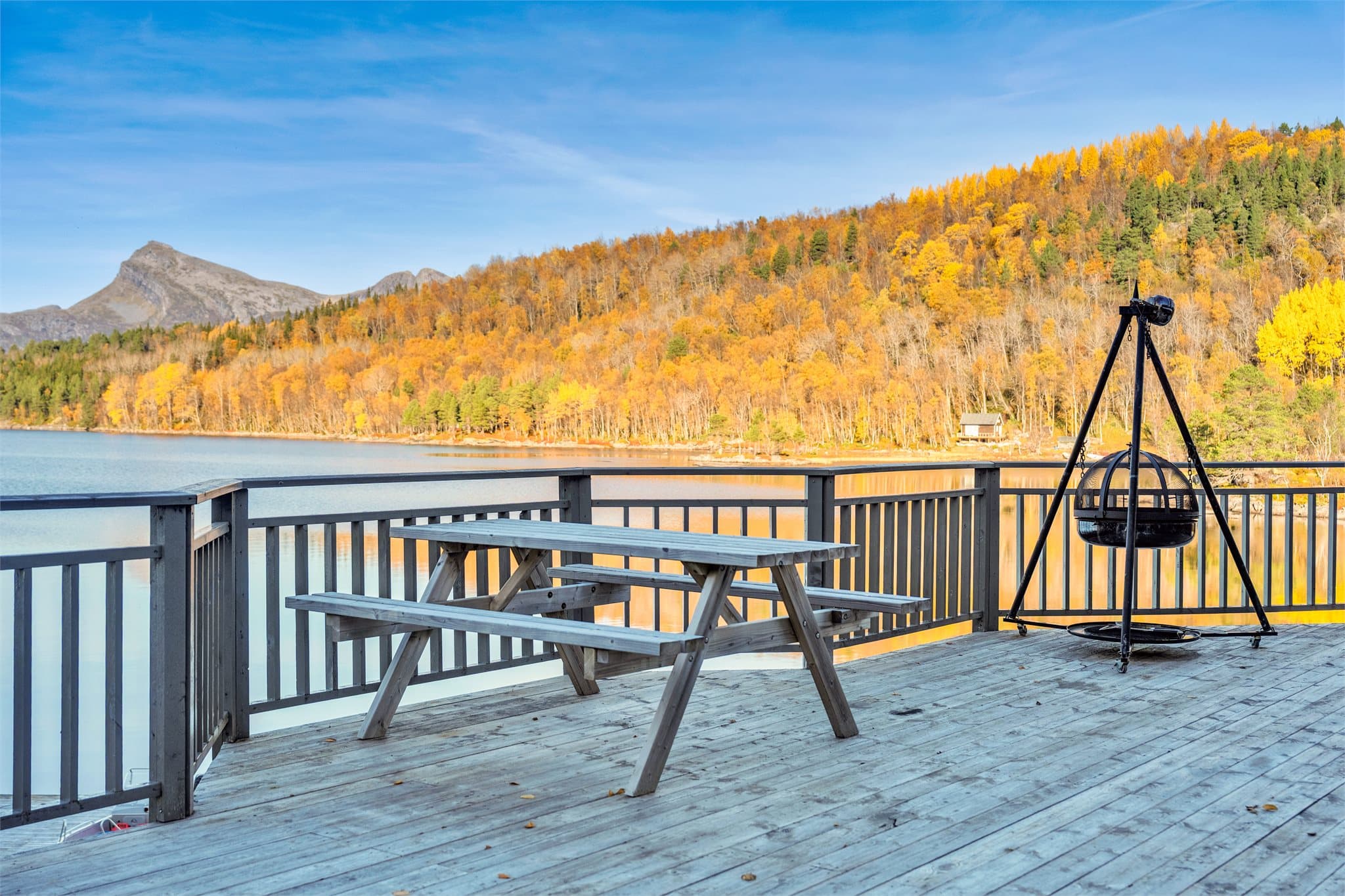 Verandaen har god plass til sittegrupper med fri sikt mot fjellene og vannet.