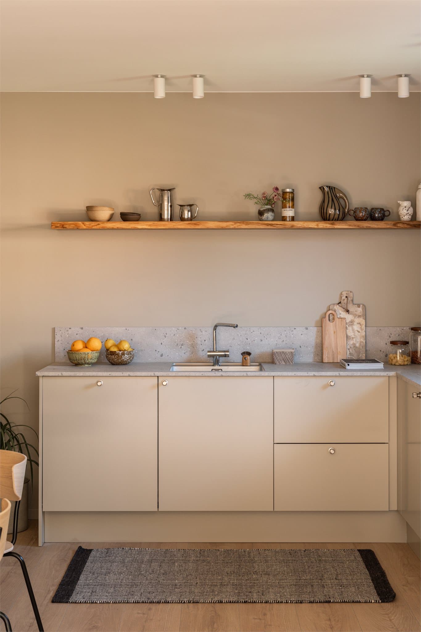 Stilrent kjøkken fra Svane med en vakker benkeplate som også strekker seg oppover veggen.