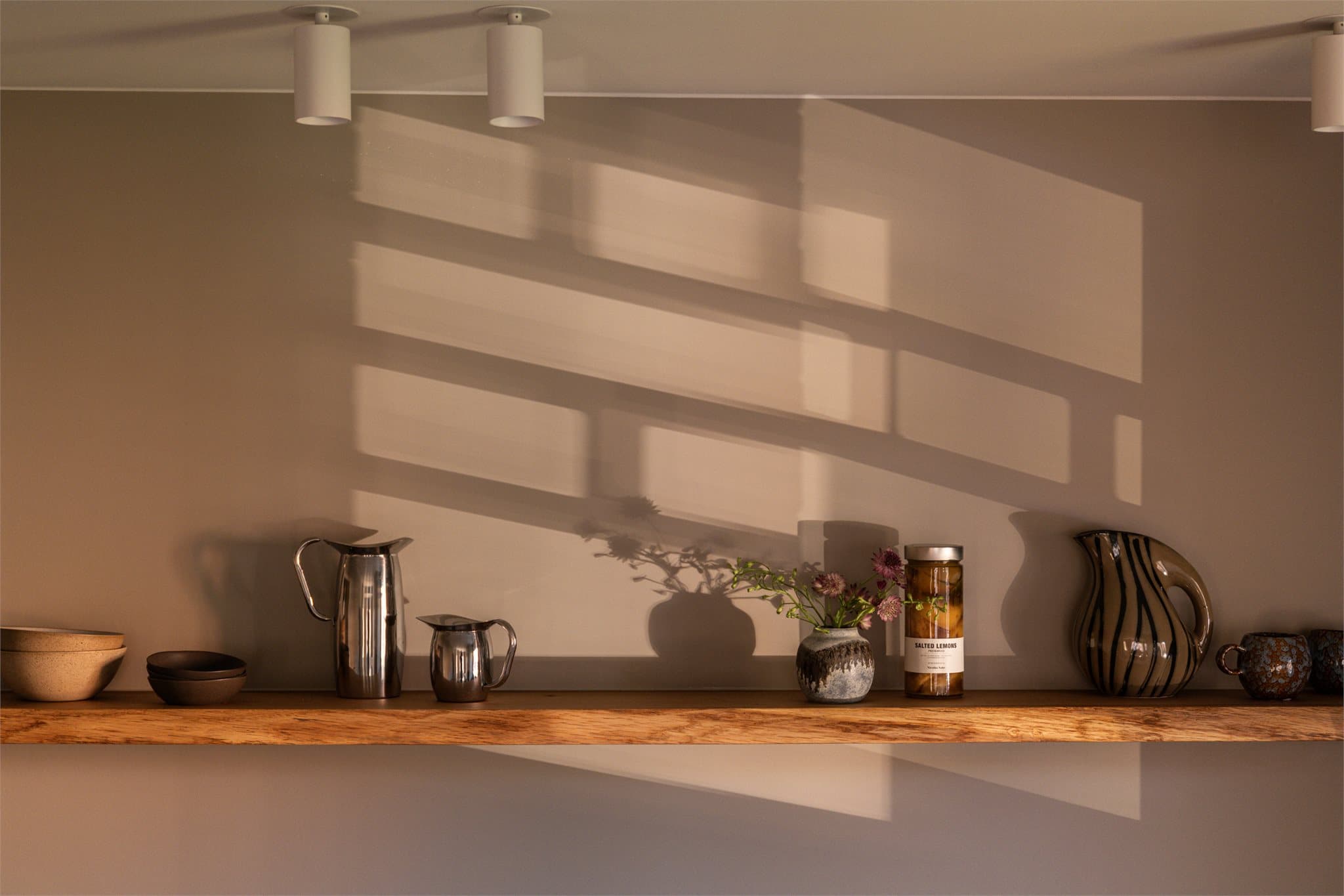 Kjøkkenet har god belysning og en lekker hylle for oppbevaring.