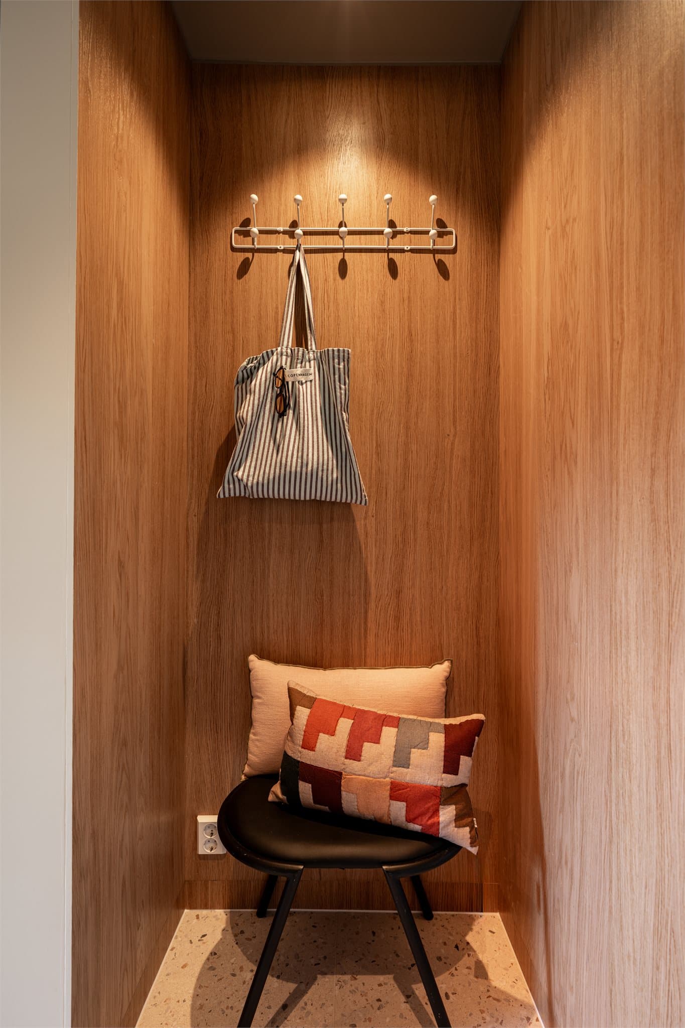 Smart nisje med plass til oppbevaringsmøbel eller knagger til yttertøy.